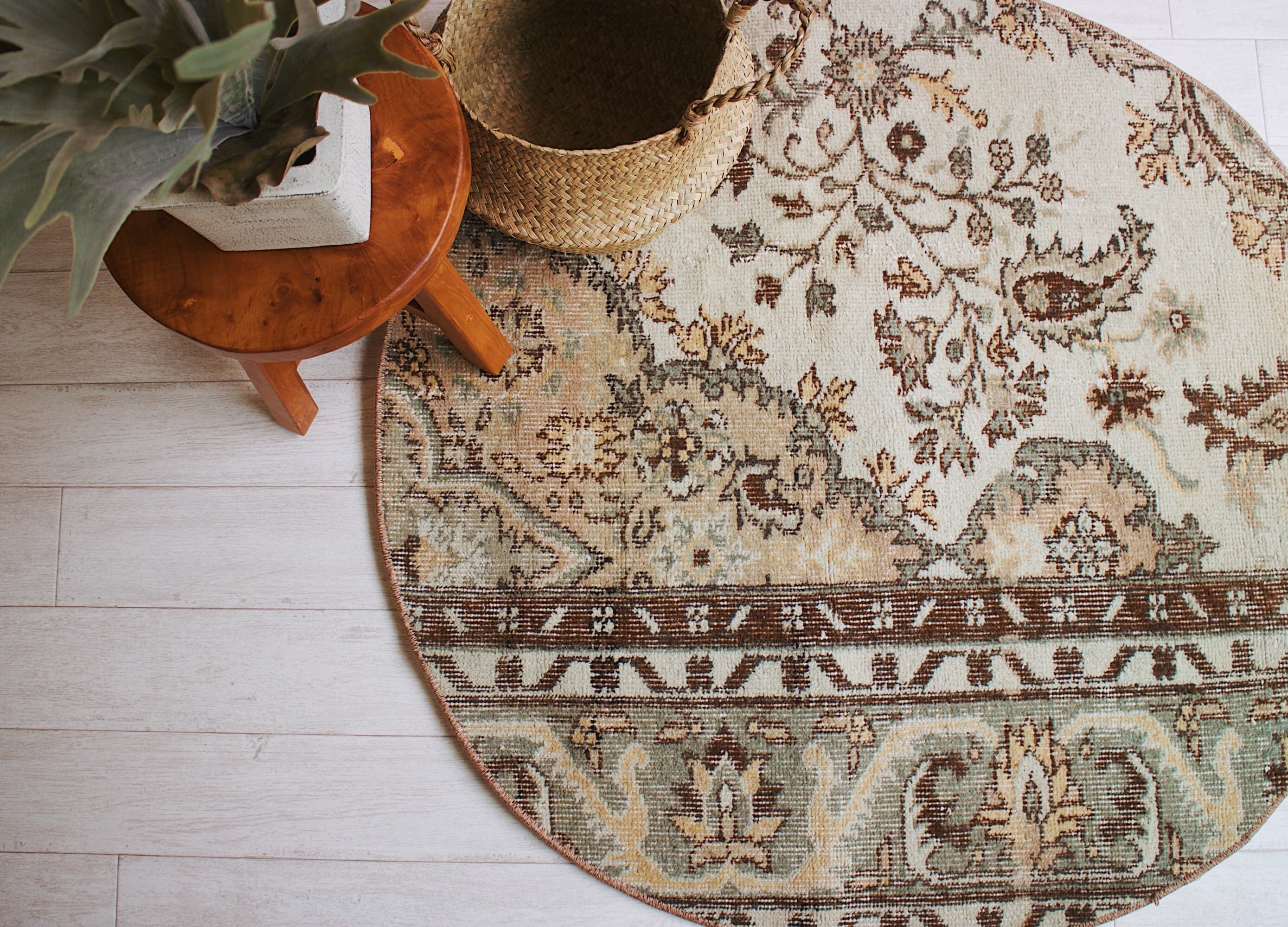 丸いベージュのヴィンテージラグ