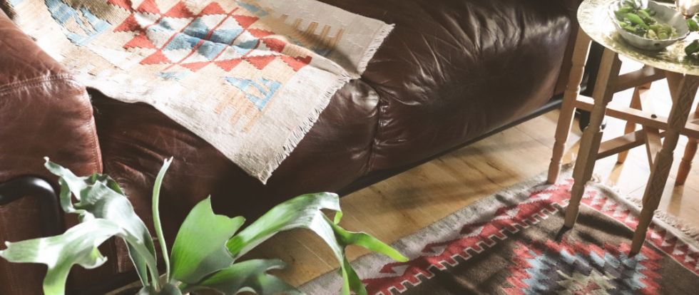 ソファの上のオールドキリム