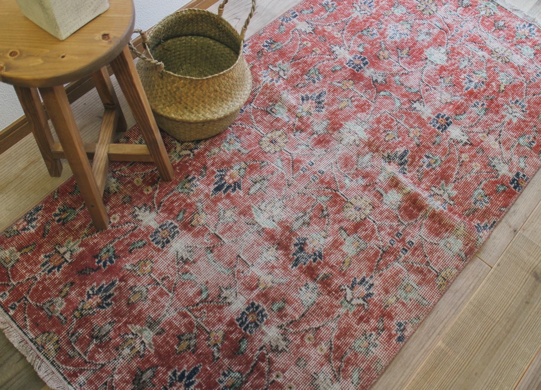 ボルドーの花柄ヴィンテージラグ