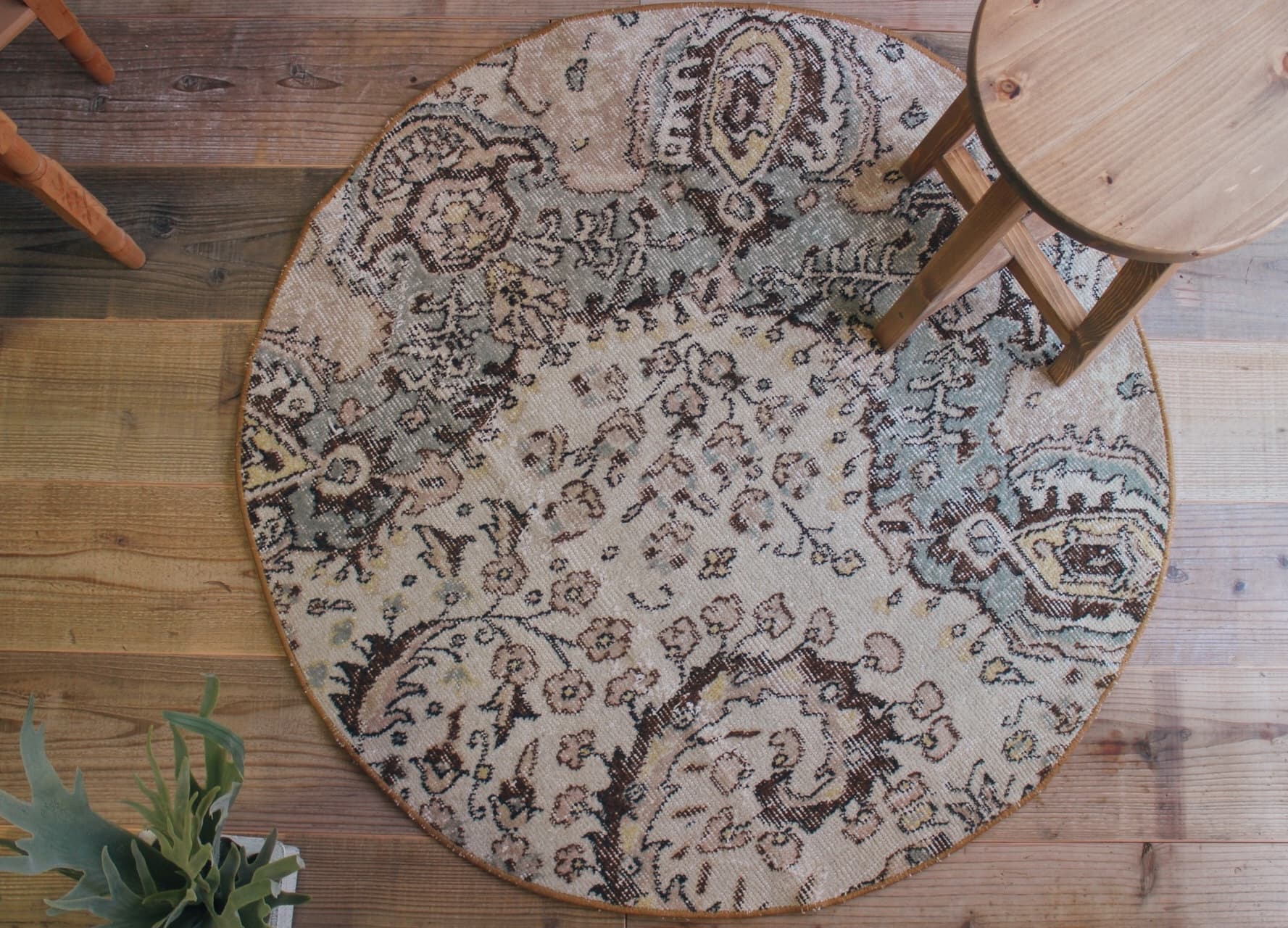 ベージュの丸いヴィンテージラグ