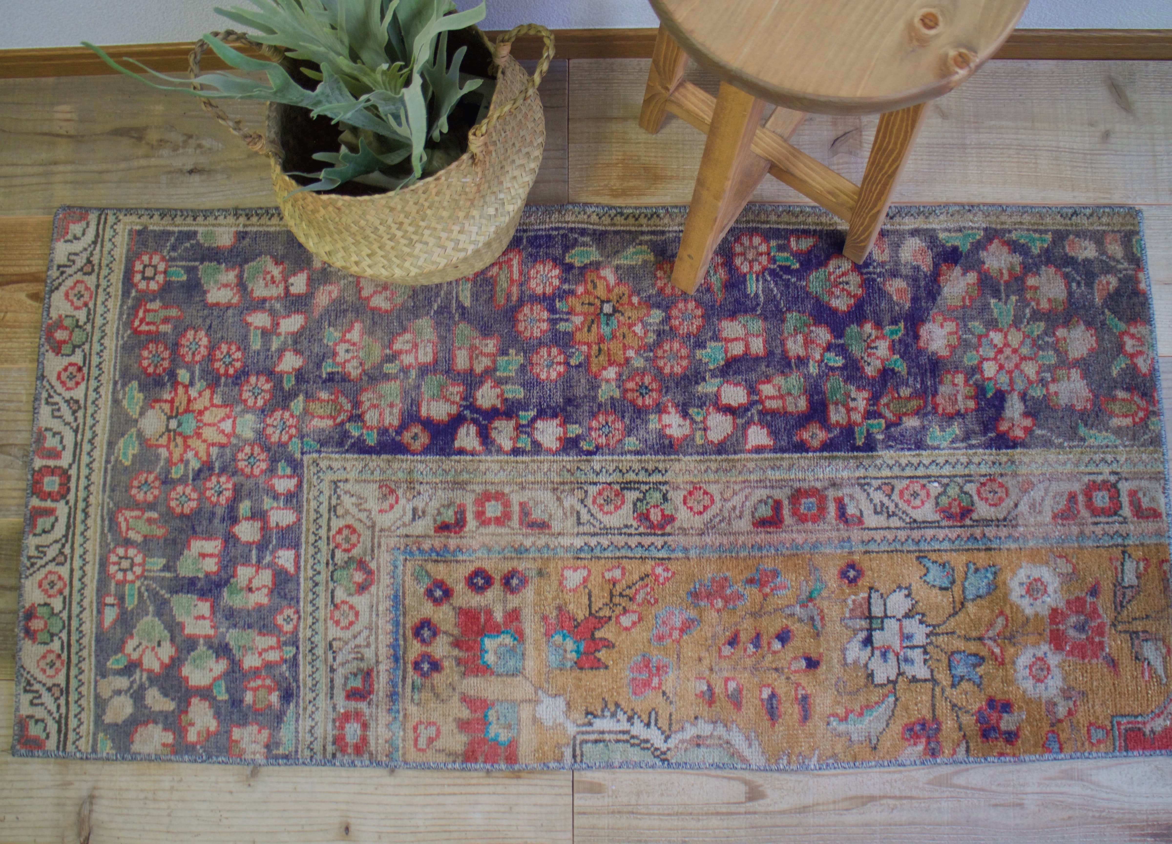 ネイビー花柄のヴィンテージラグ