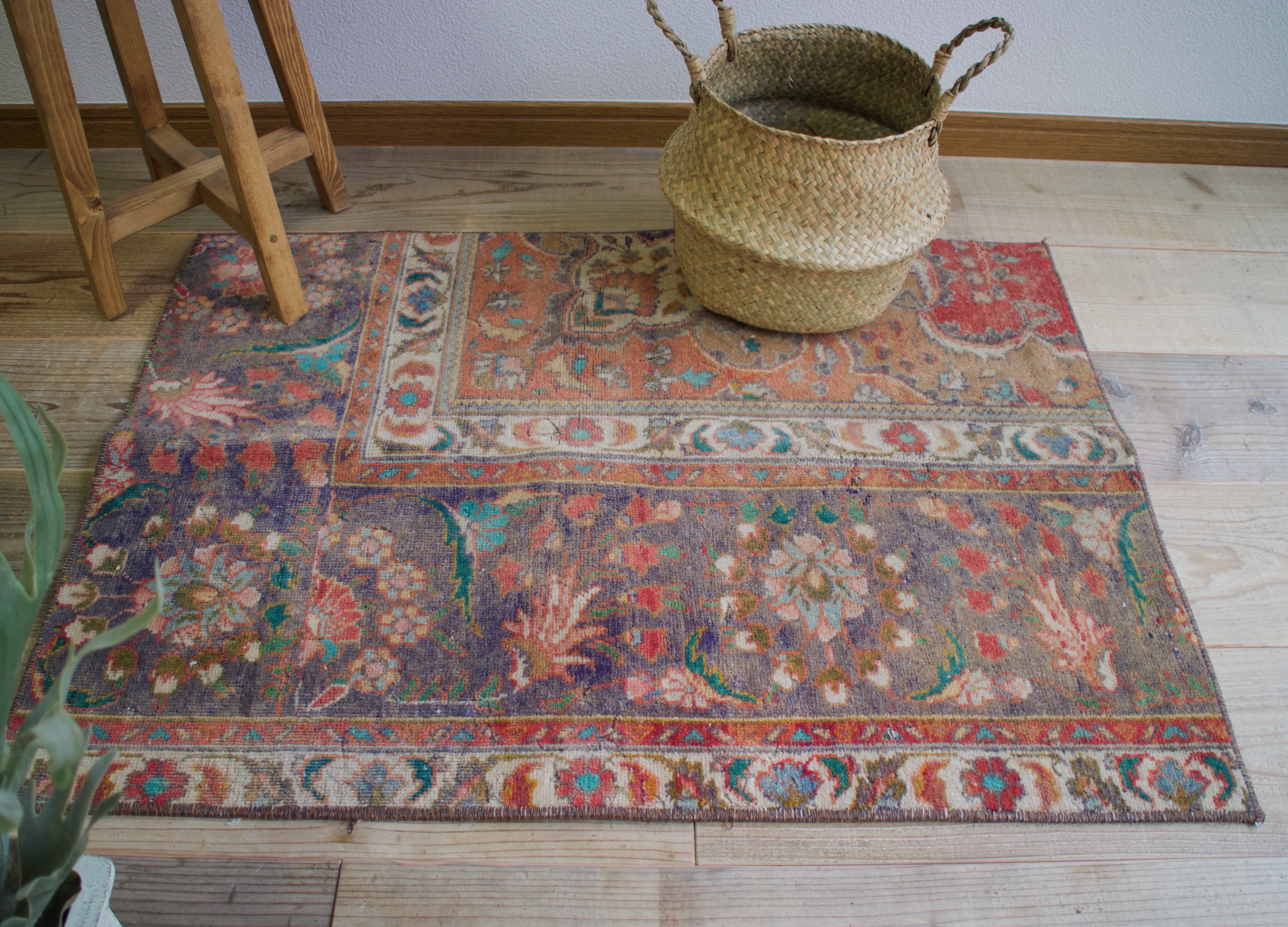 ピンクオレンジのヴィンテージラグ