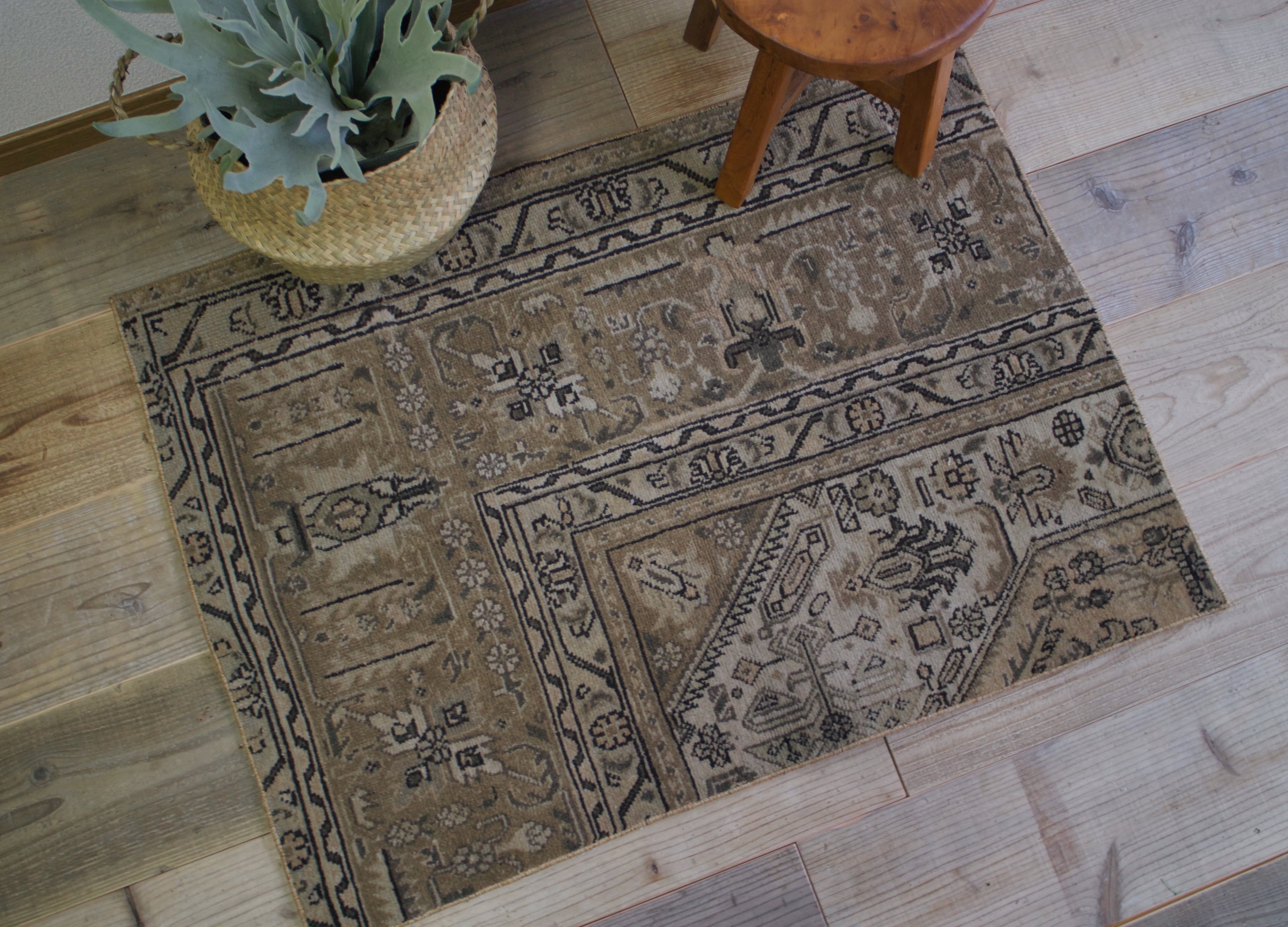 ベージュブラウンのヴィンテージラグ