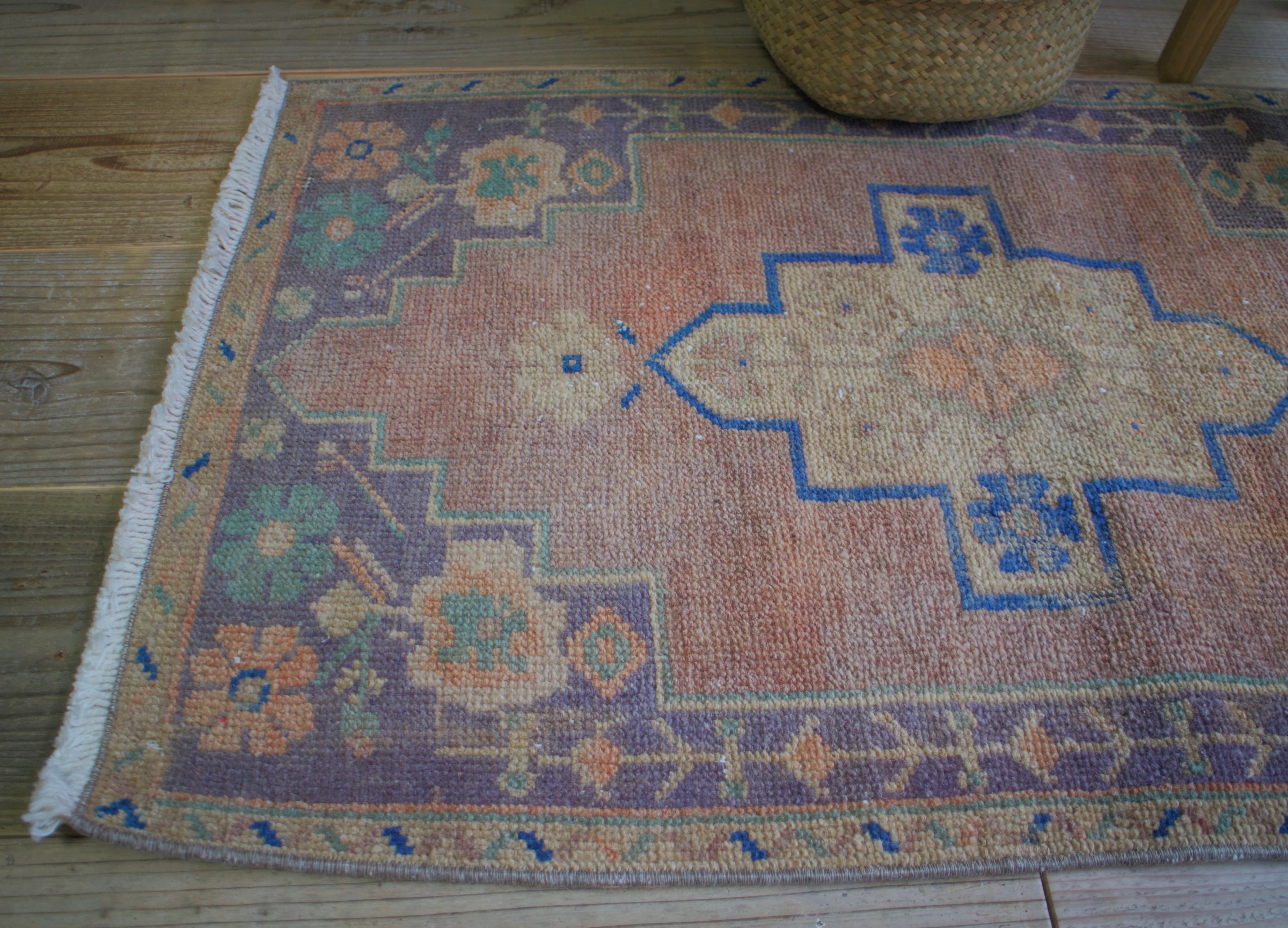 くすみピンクのヴィンテージラグ