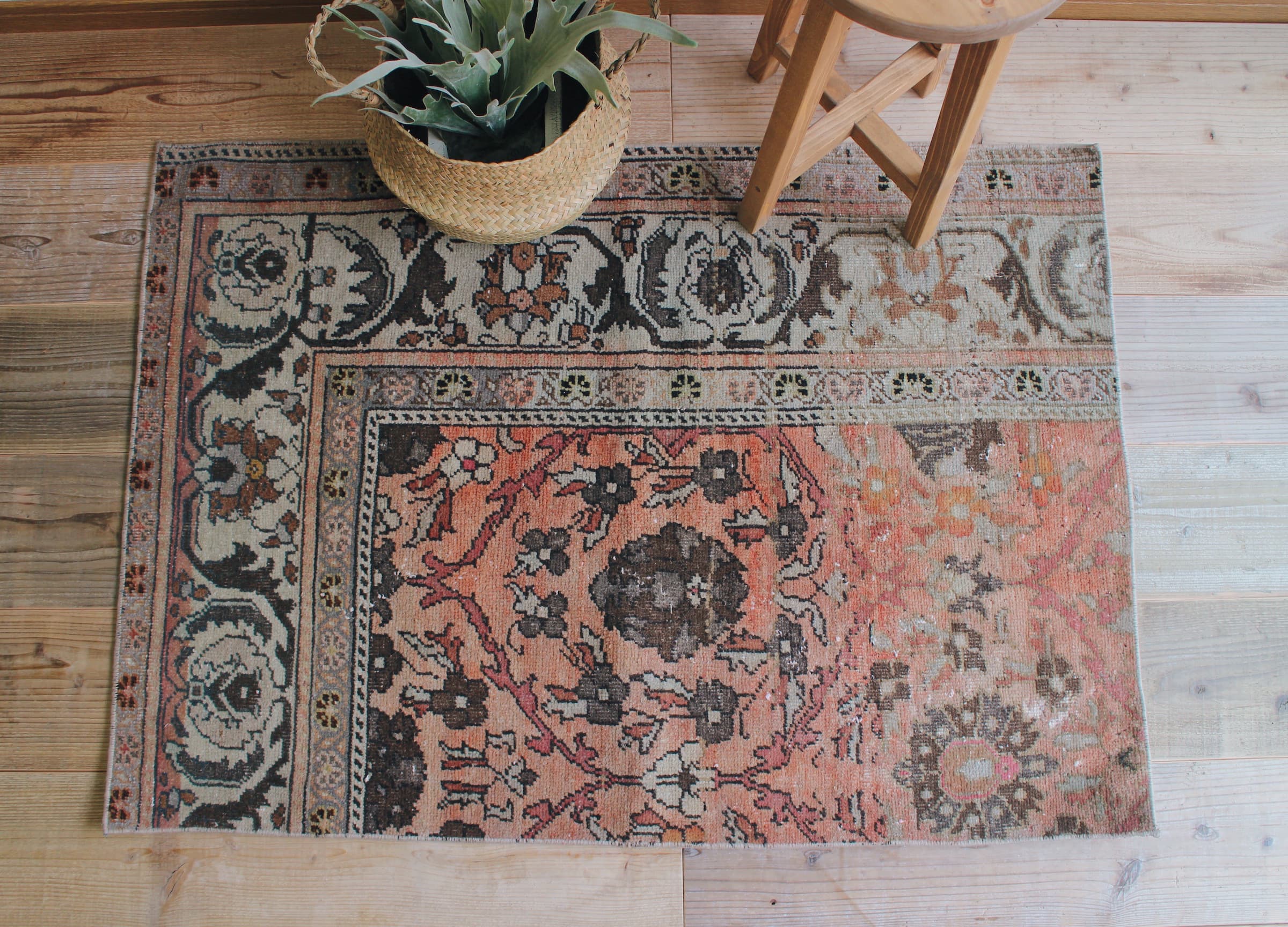 くすみピンクのヴィンテージラグ