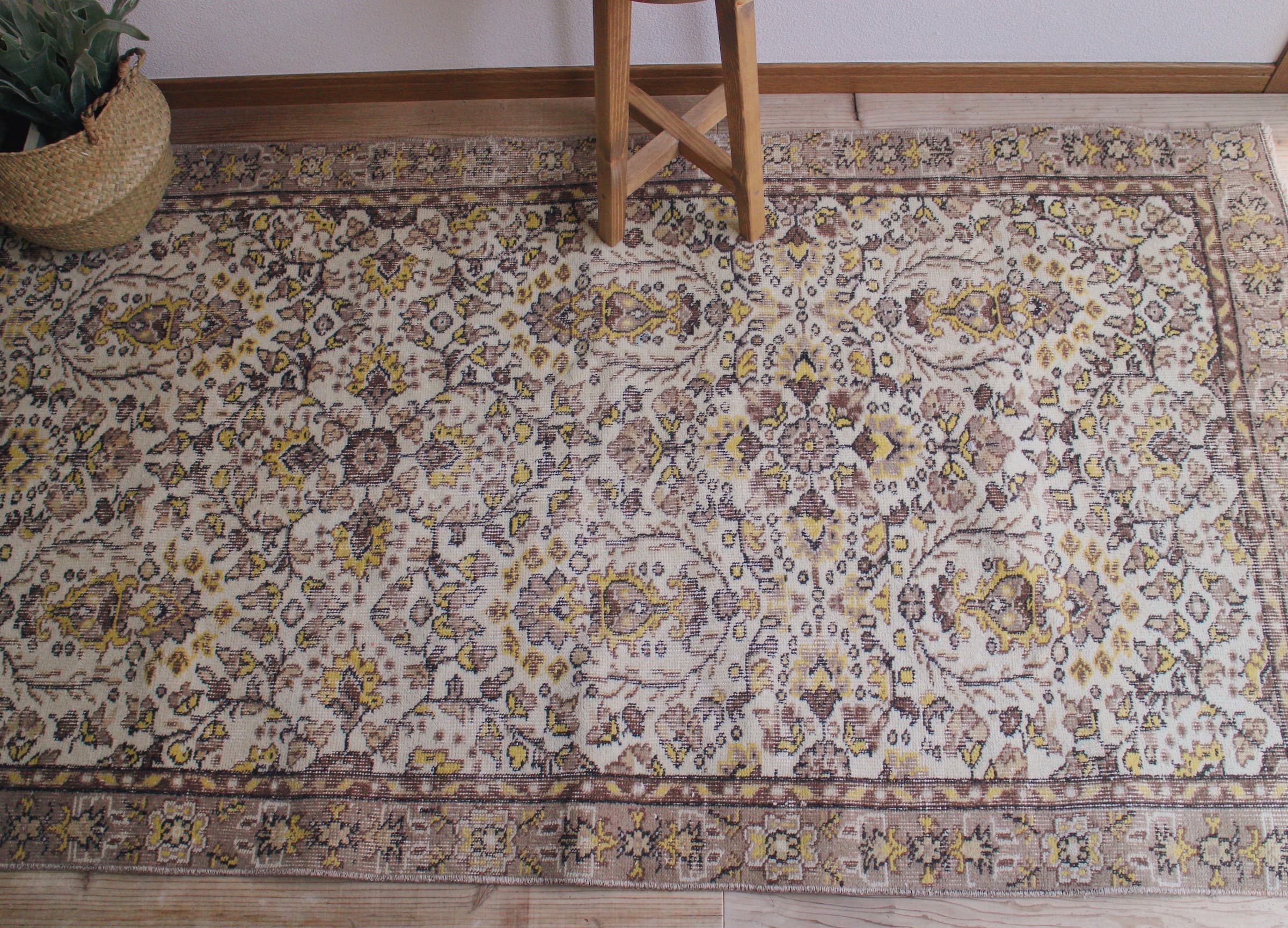 イエロー花柄のヴィンテージラグ