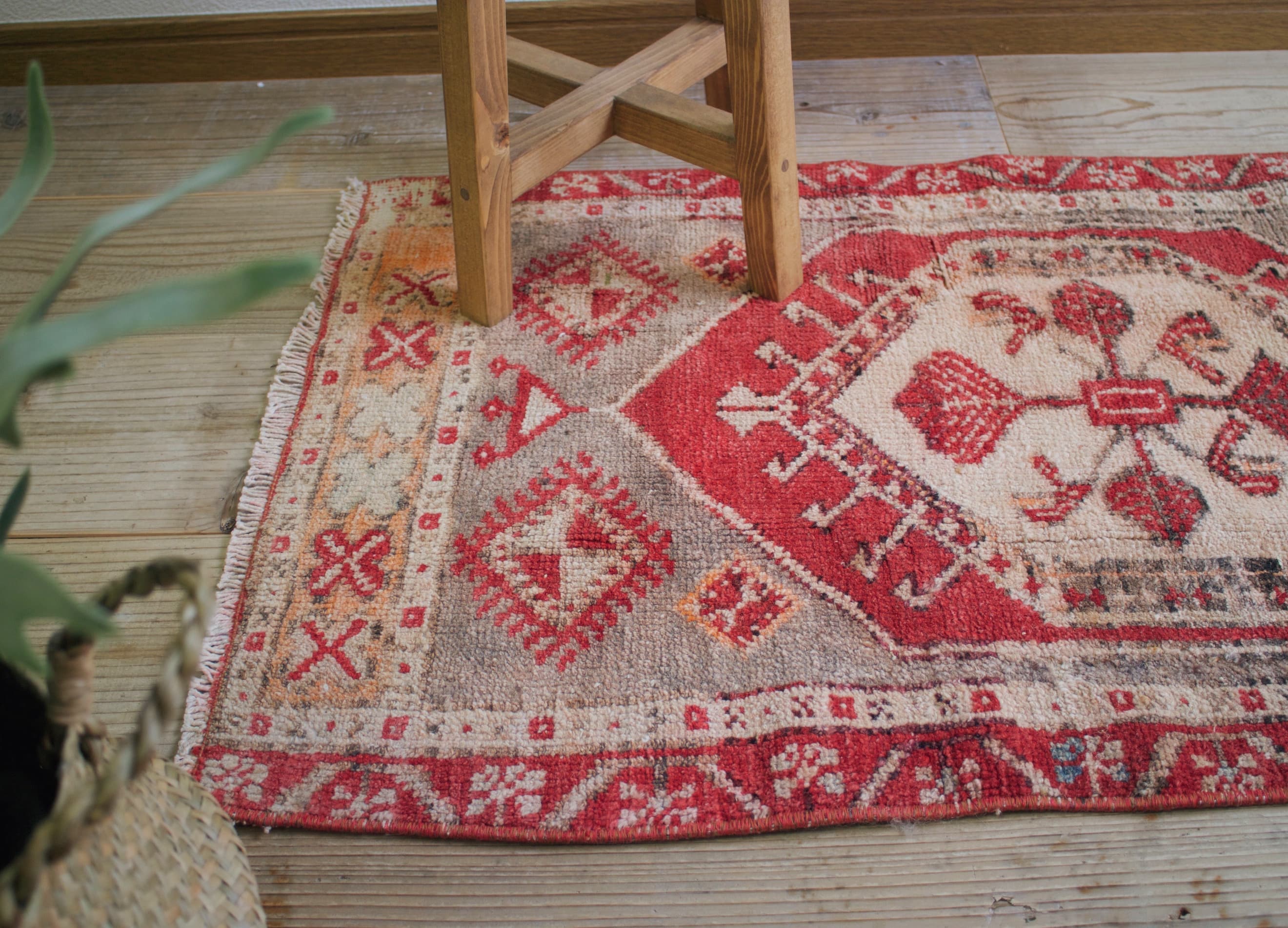 赤とベージュのヴィンテージラグ