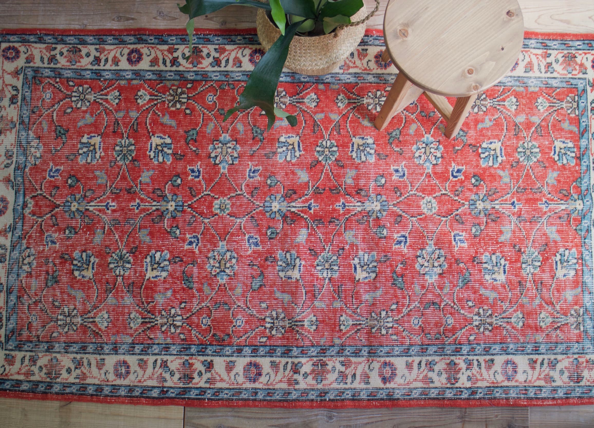 赤の花柄ヴィンテージラグ