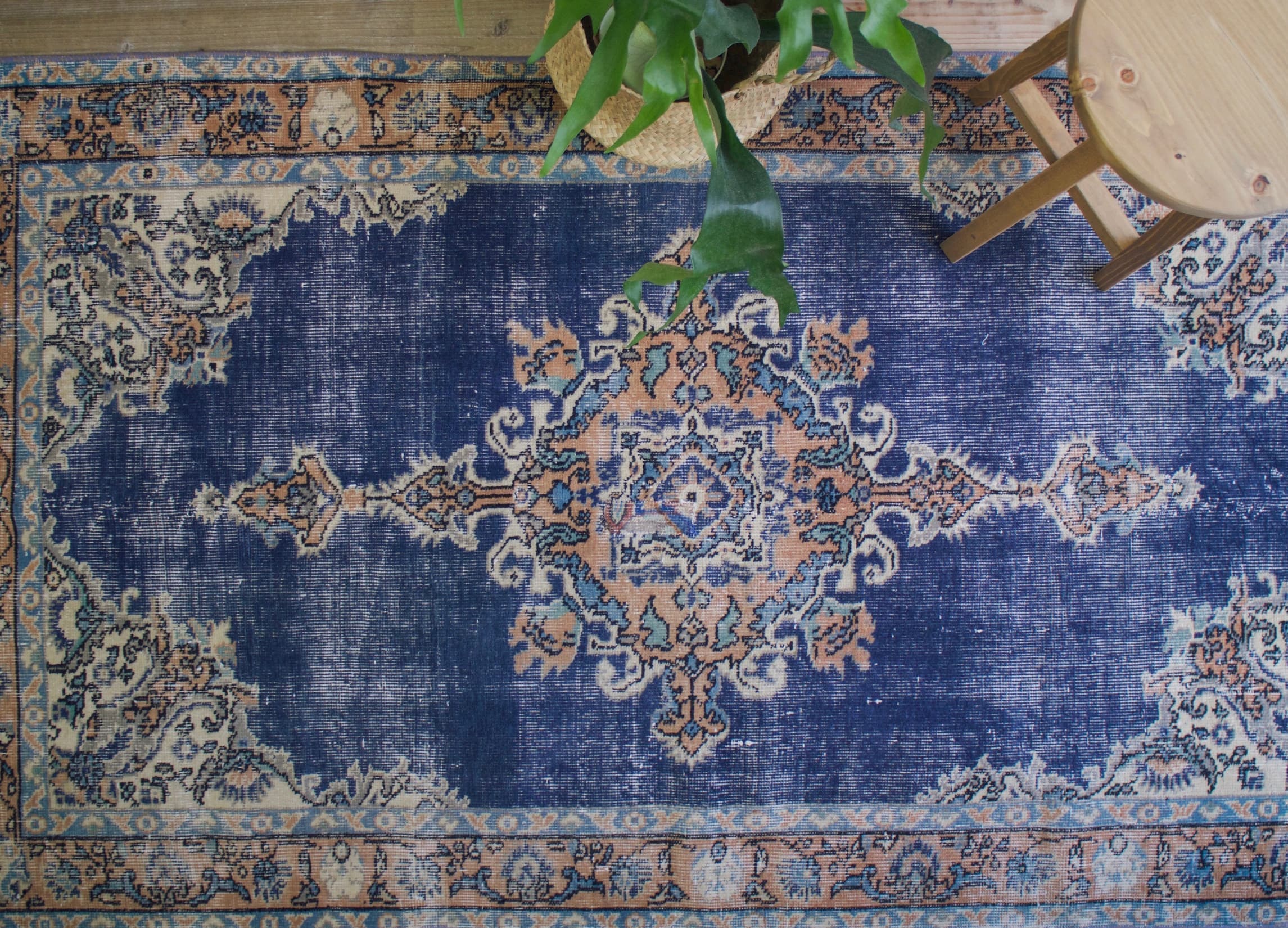 ブルーのヴィンテージラグ