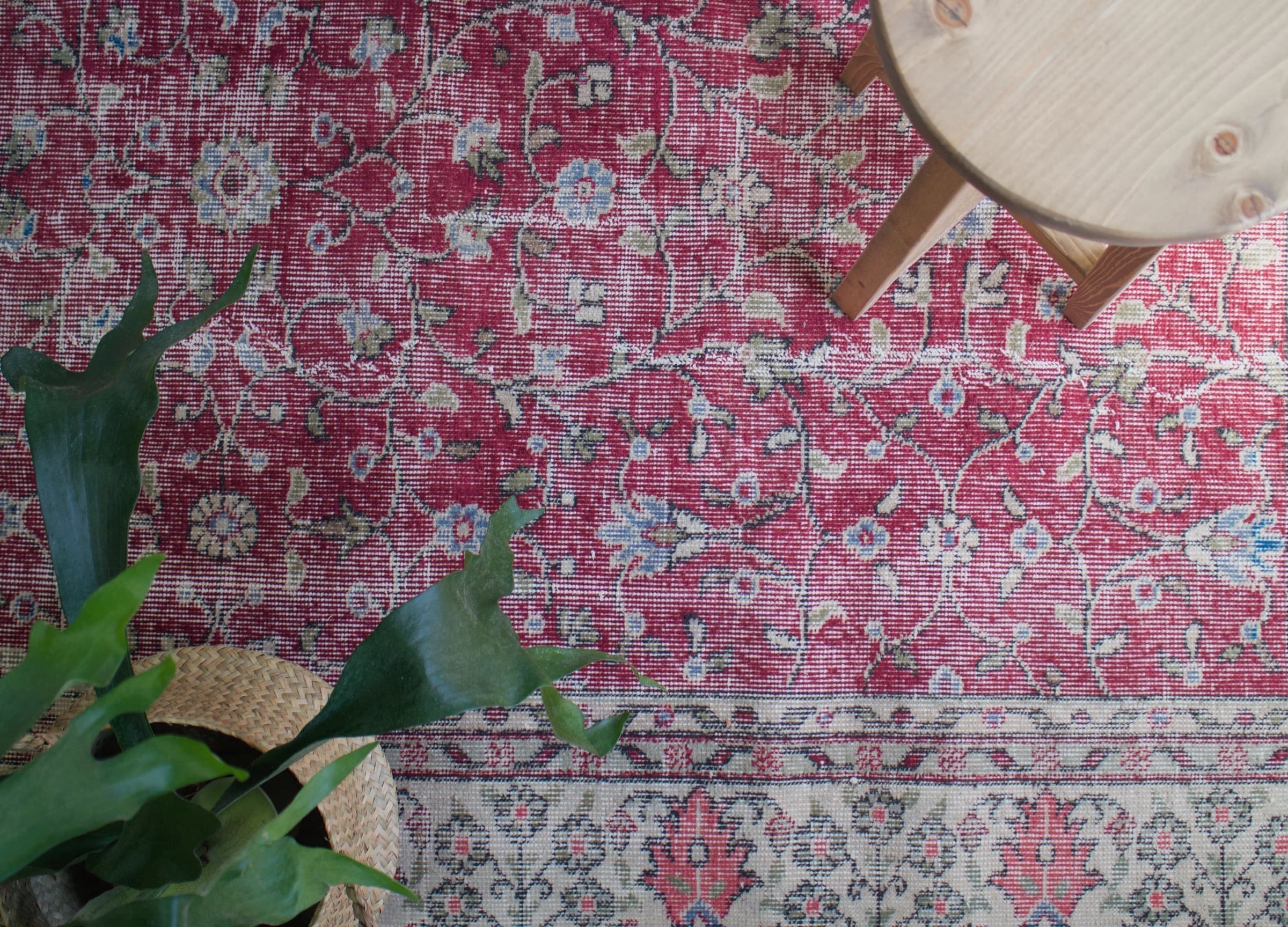 赤い花柄ヴィンテージラグ