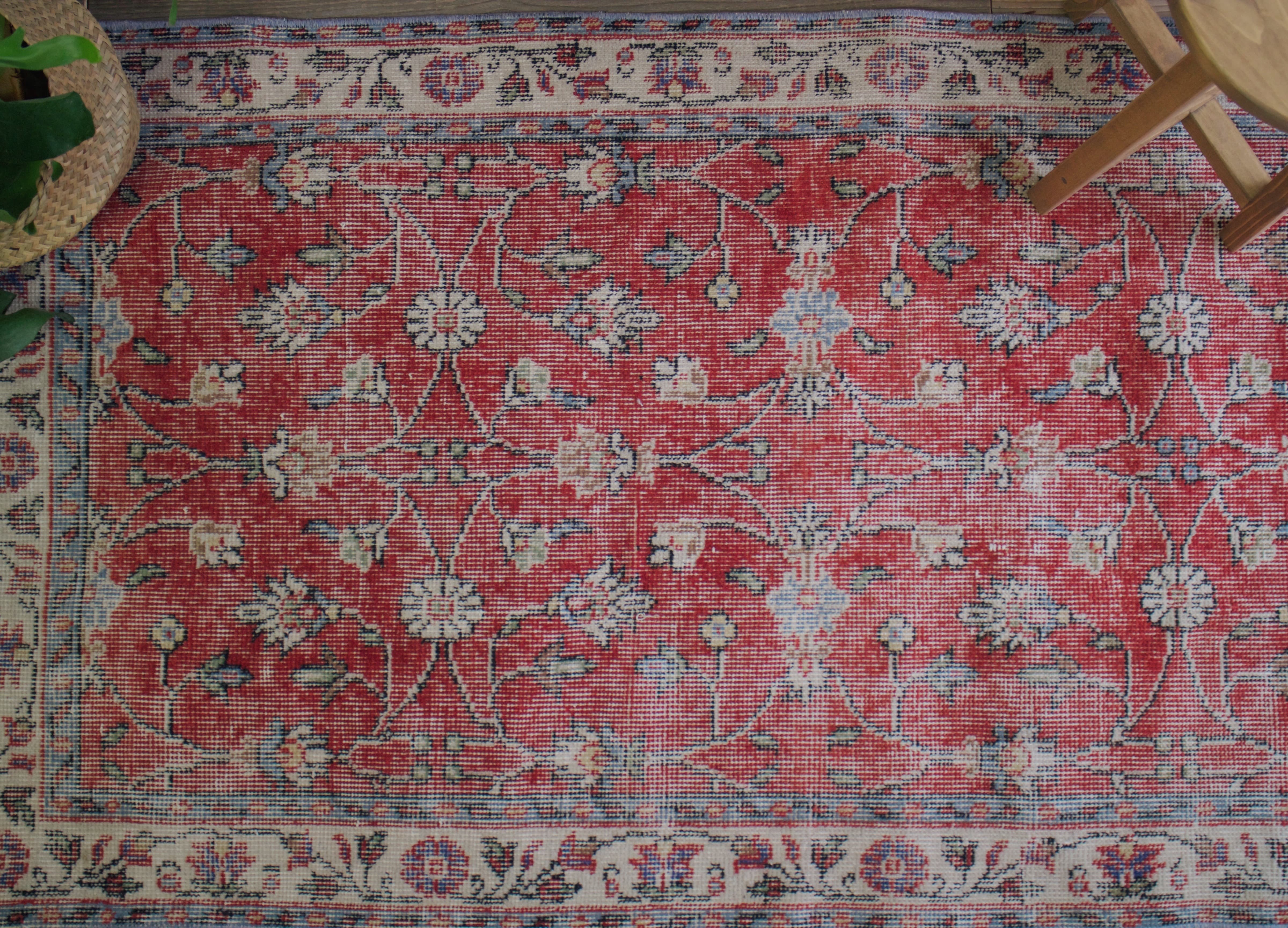 赤い花柄のヴィンテージラグ