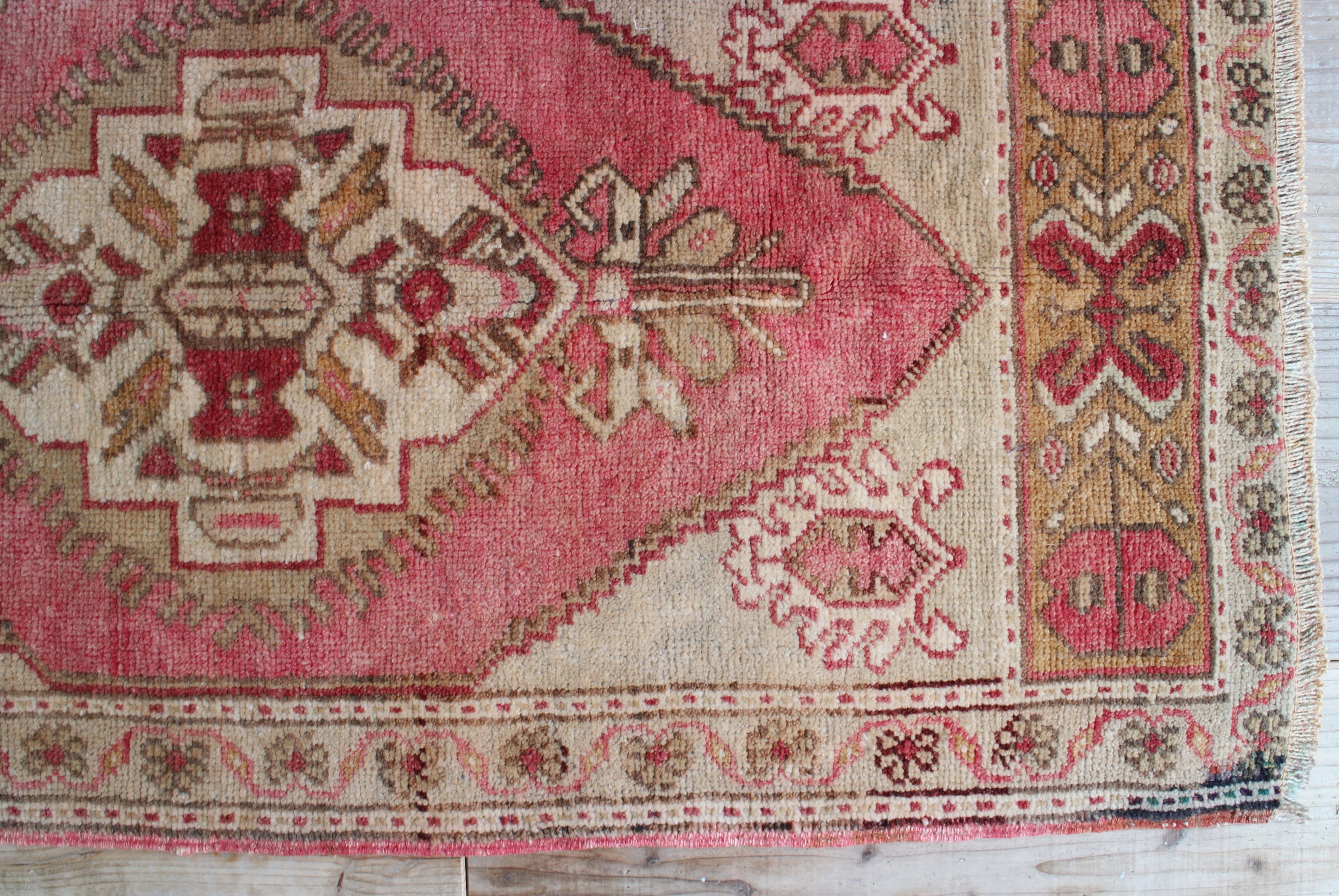 ベージュのオールドキリム