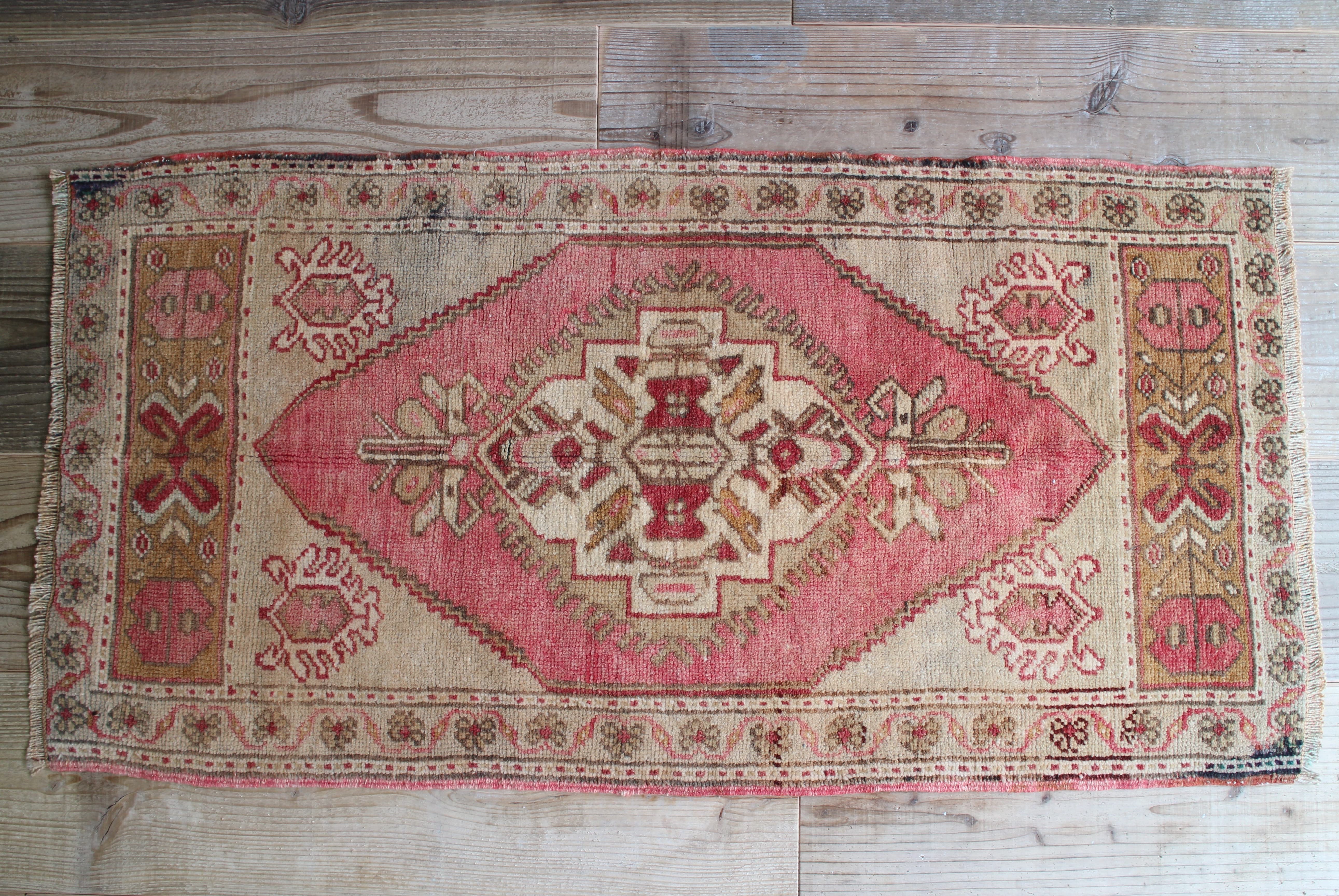 ベージュのオールドキリム