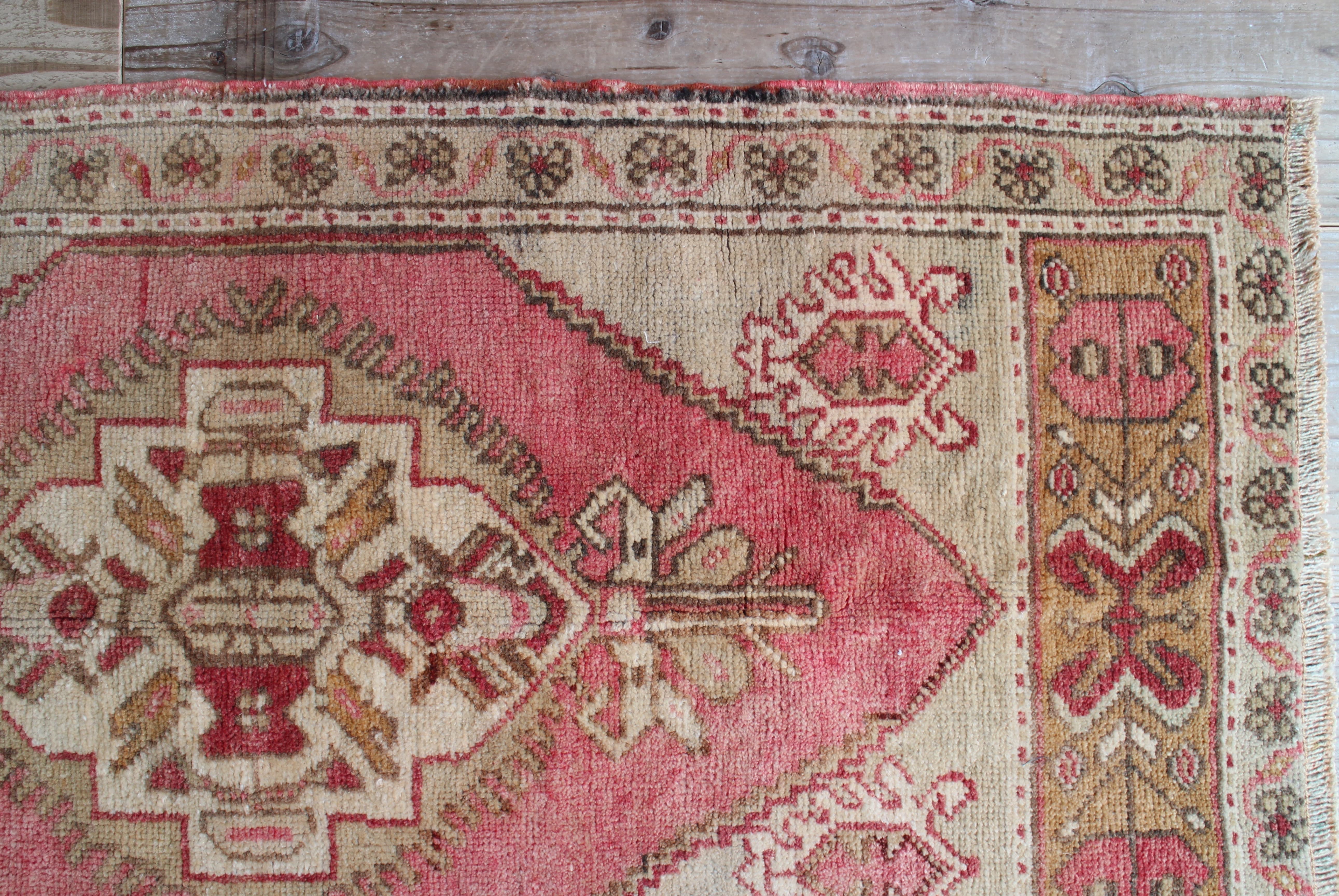 ベージュのオールドキリム