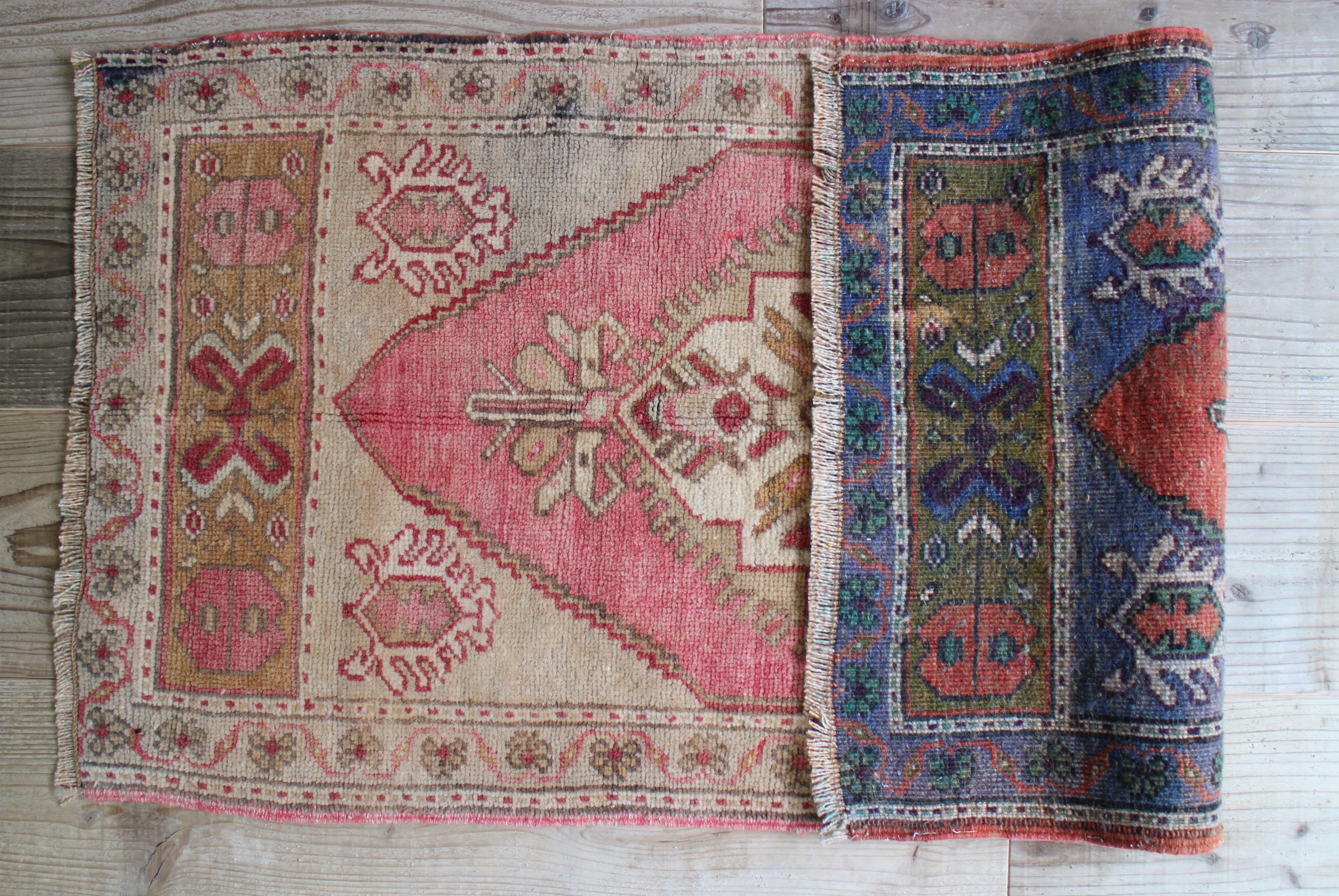 ベージュのオールドキリム