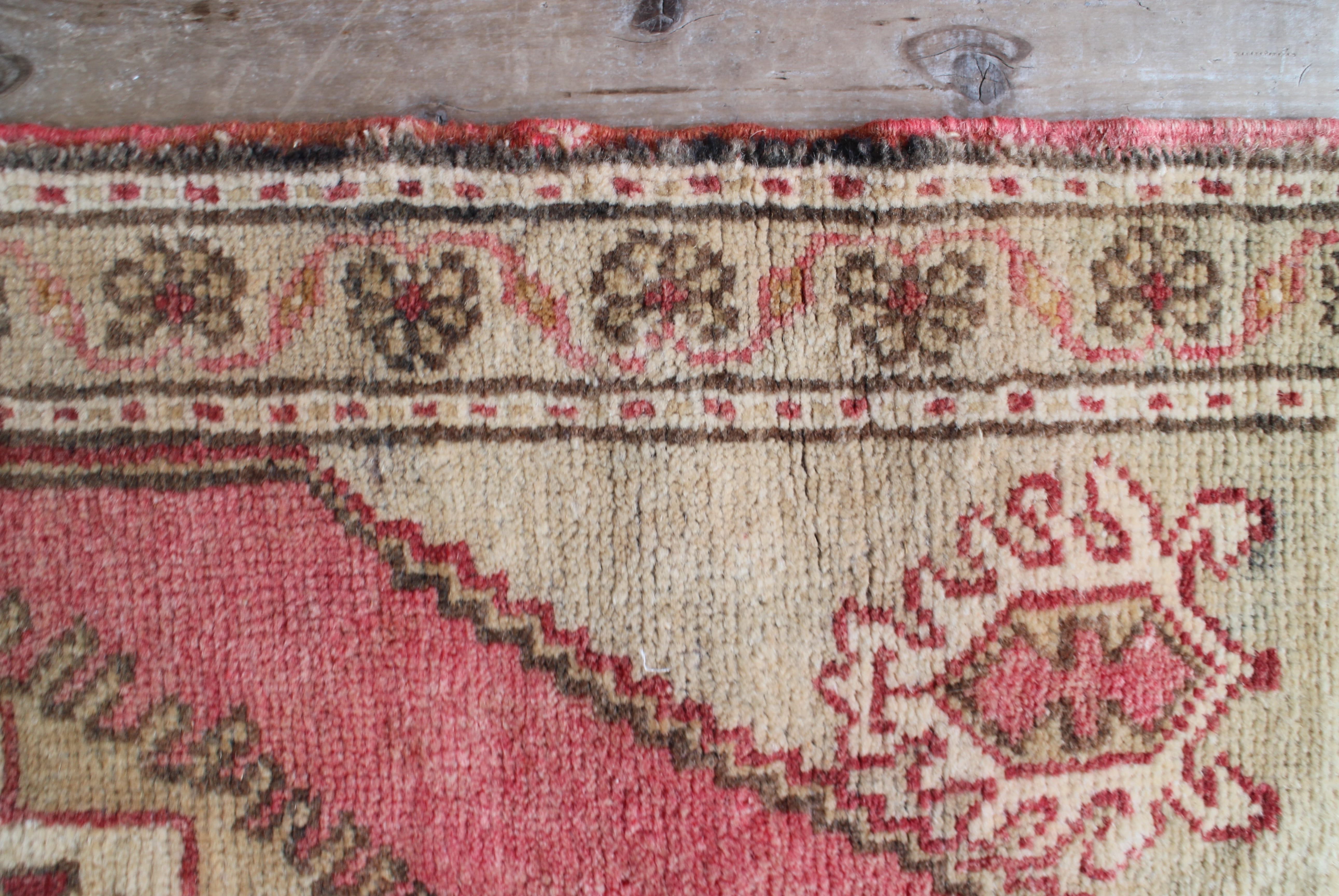 ベージュのオールドキリム