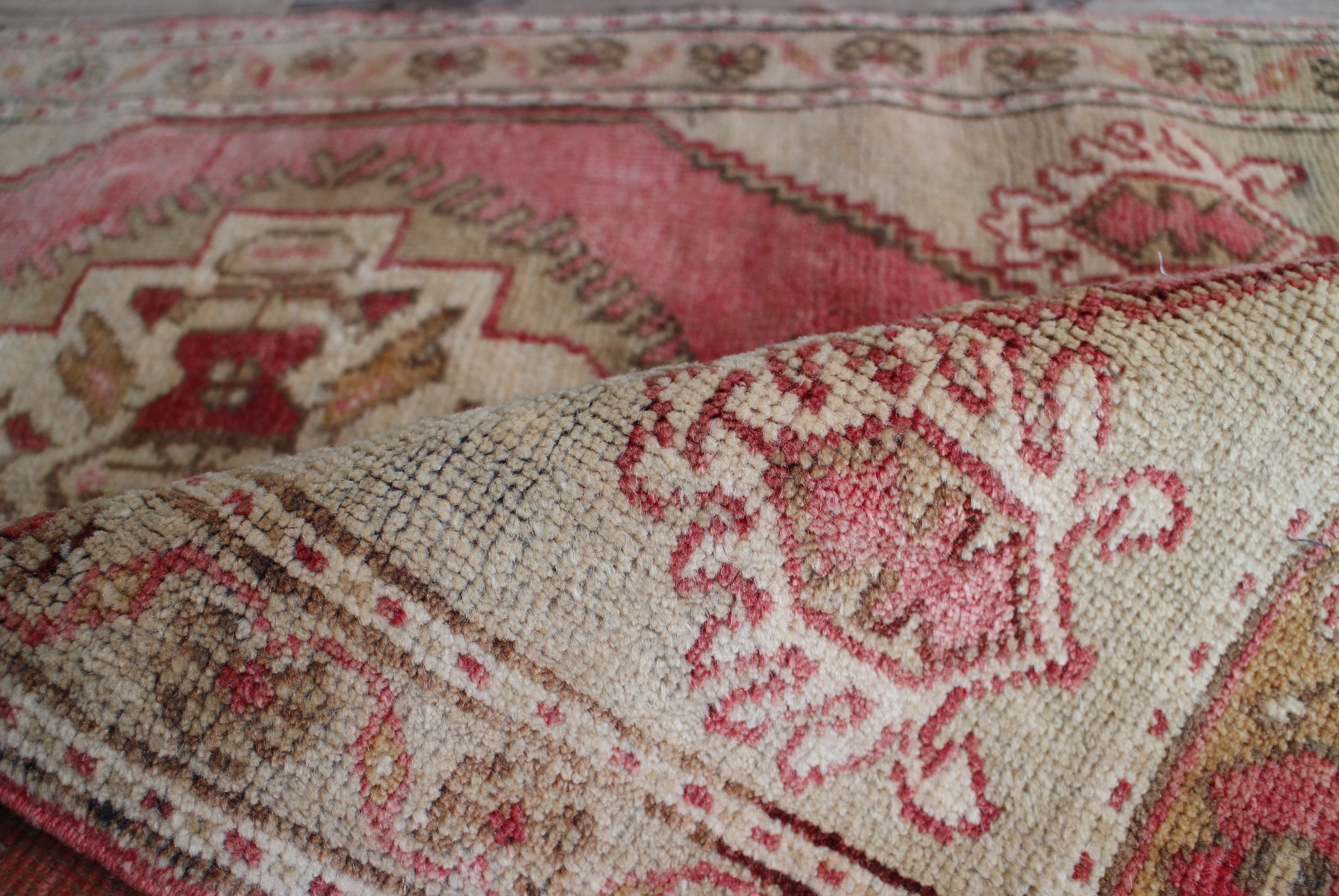 ベージュのオールドキリム