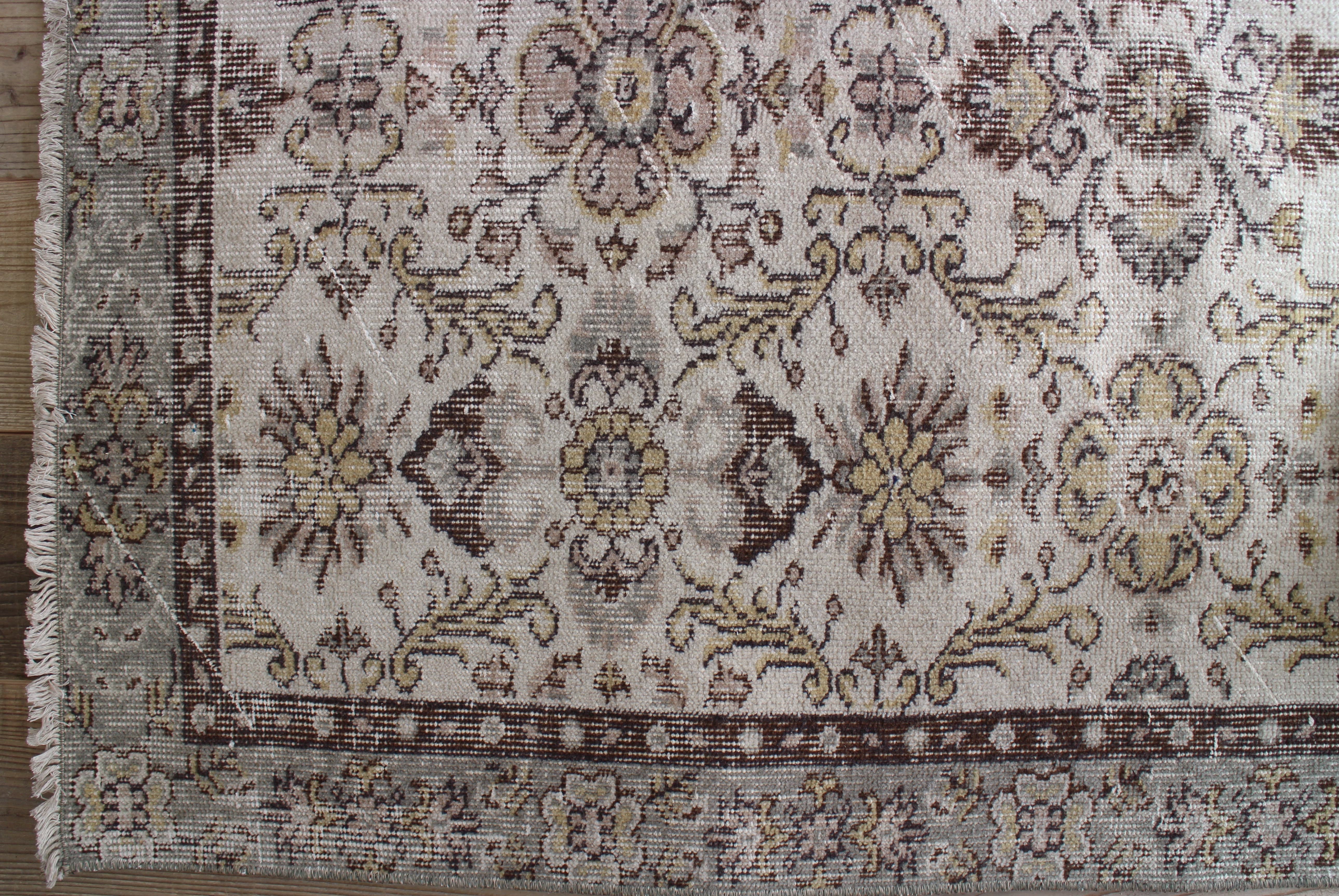 くすみグリーンのオールドキリム