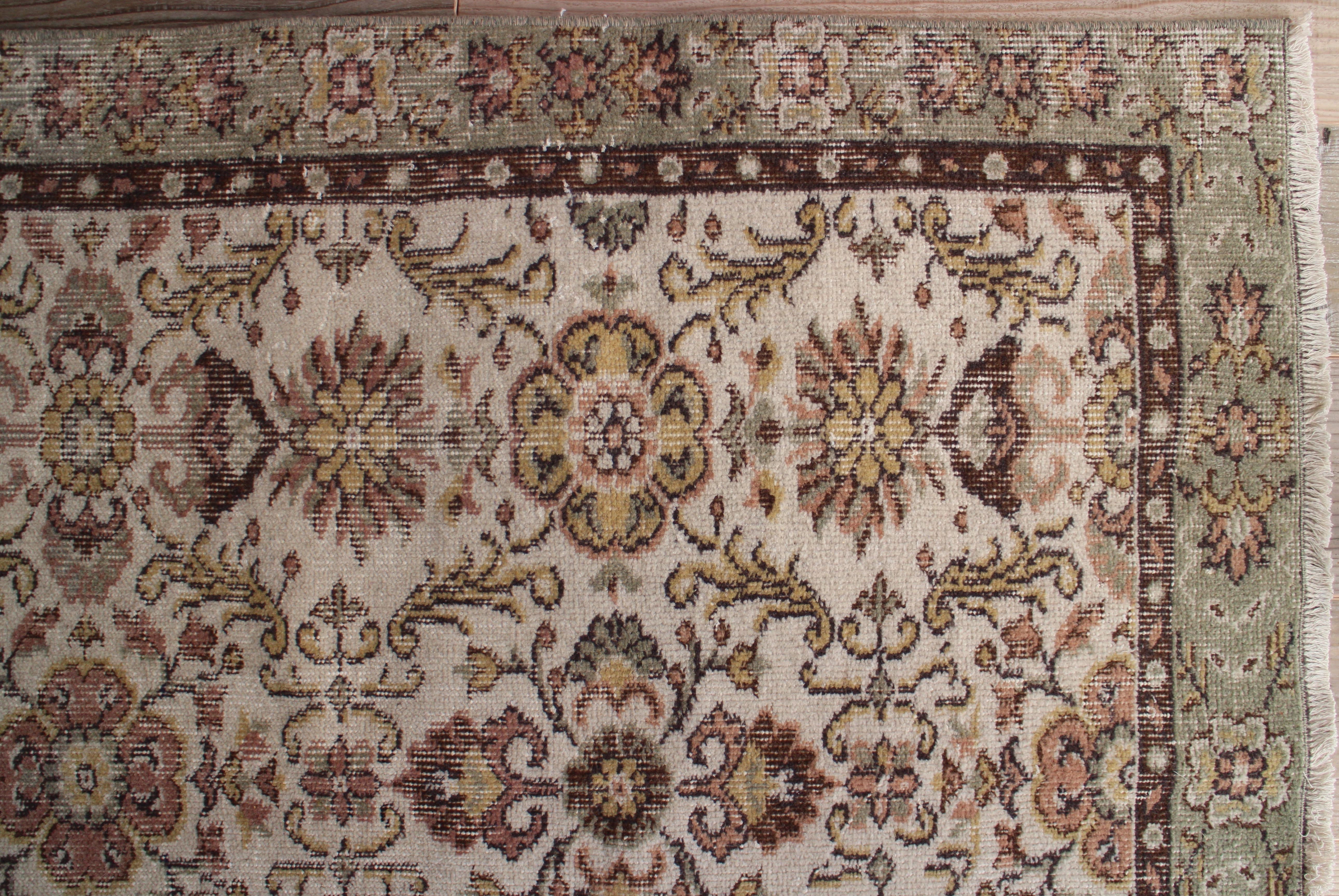 くすみグリーンのオールドキリム