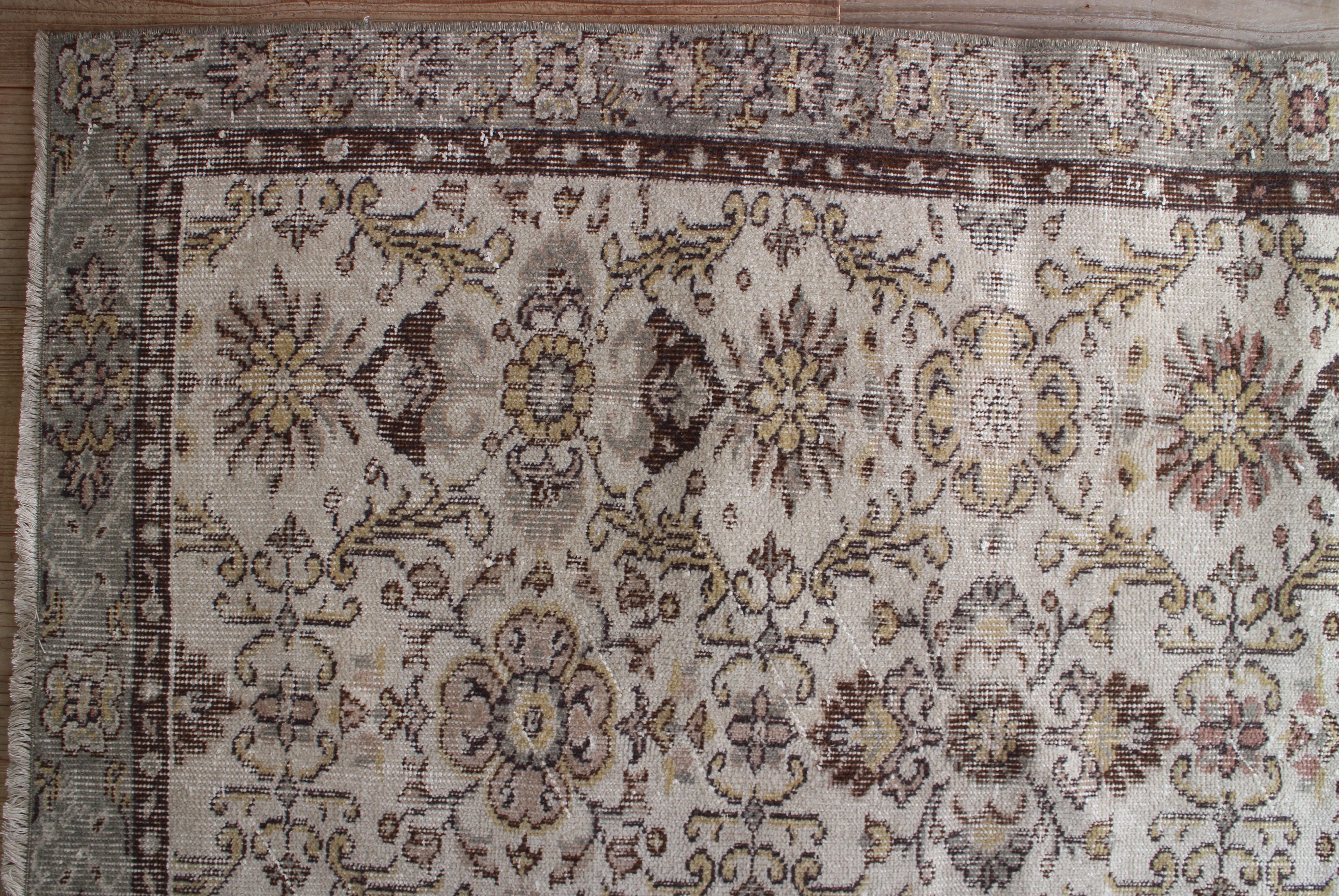 くすみグリーンのオールドキリム