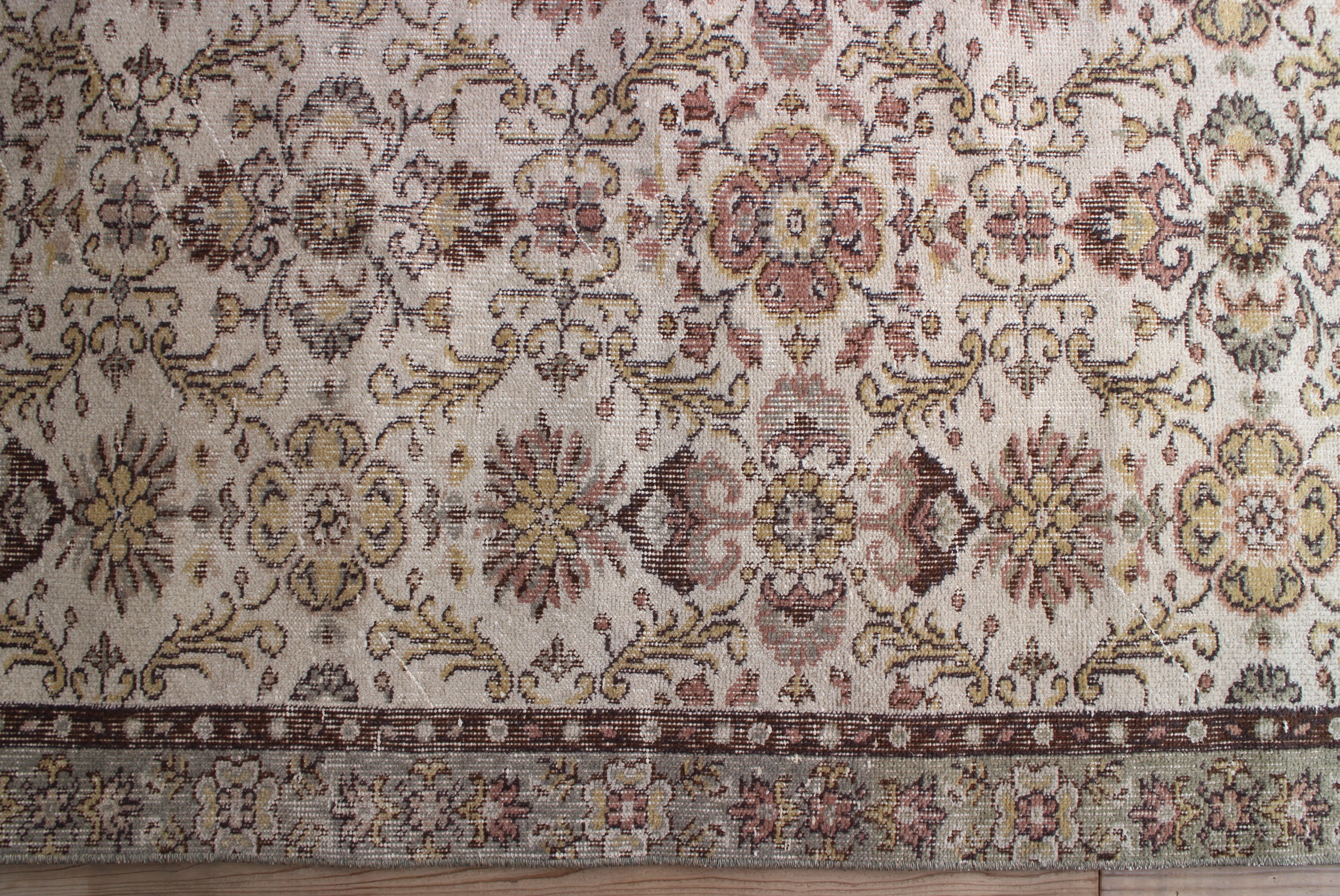 くすみグリーンのオールドキリム