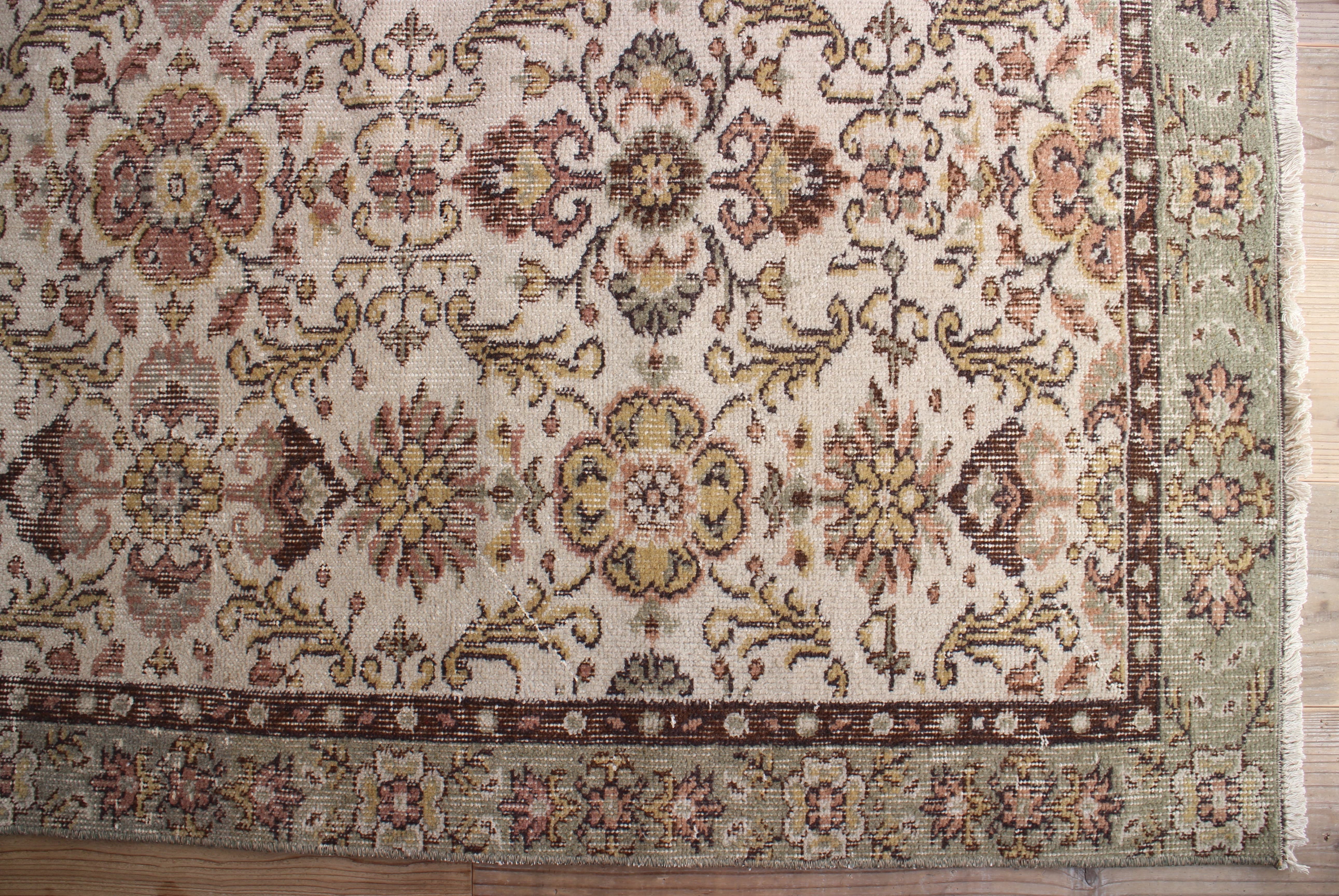 くすみグリーンのオールドキリム