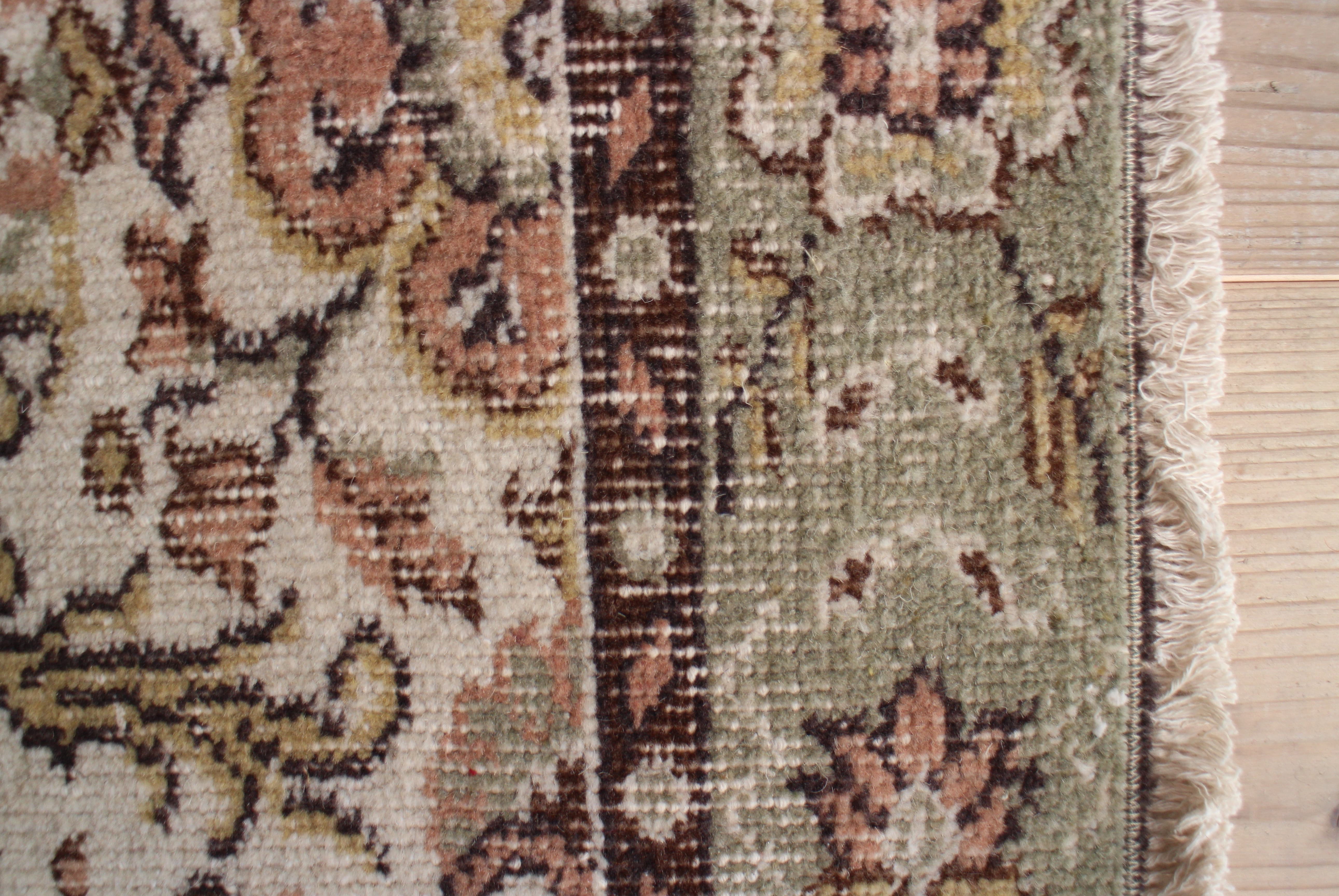 くすみグリーンのオールドキリム