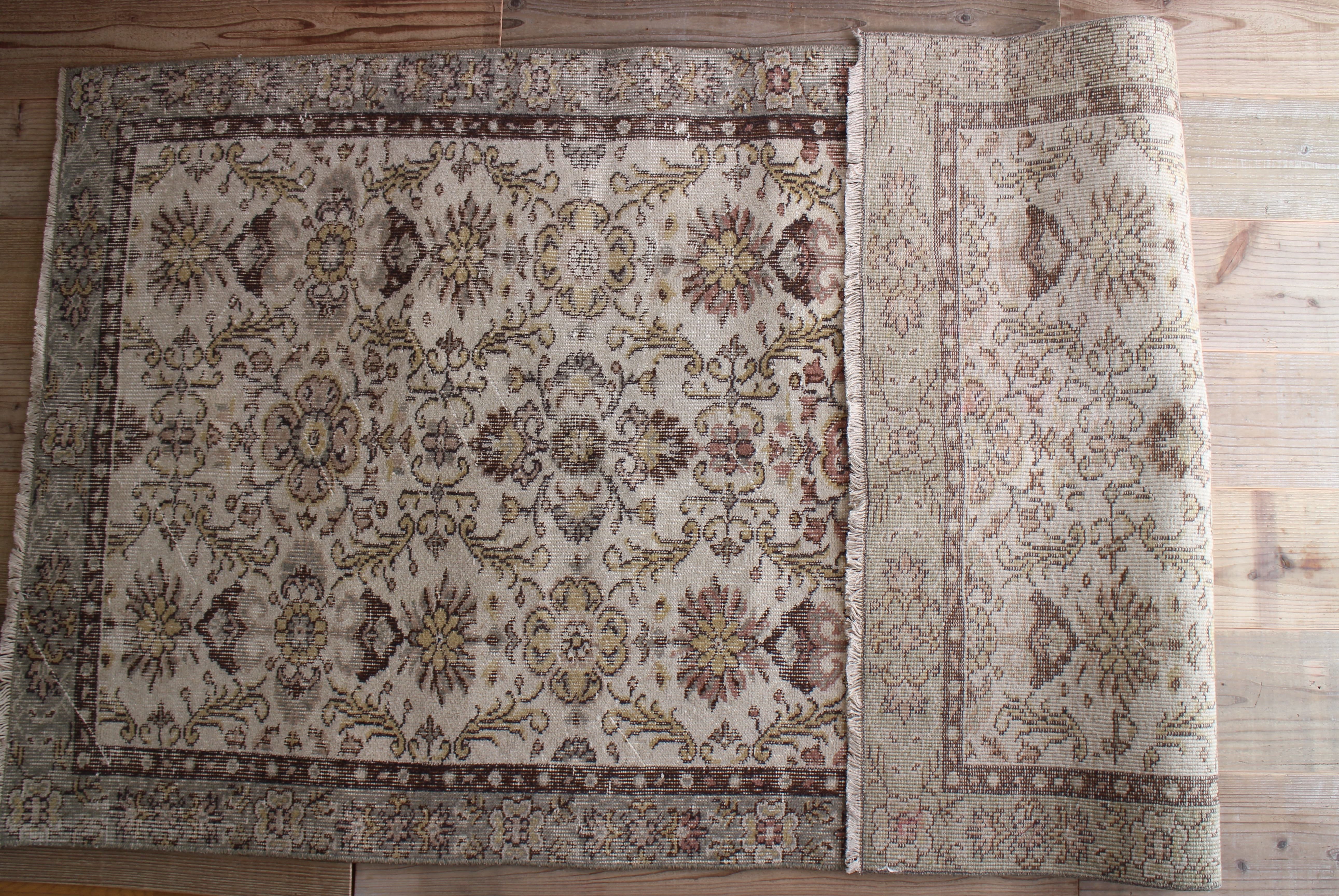 くすみグリーンのオールドキリム