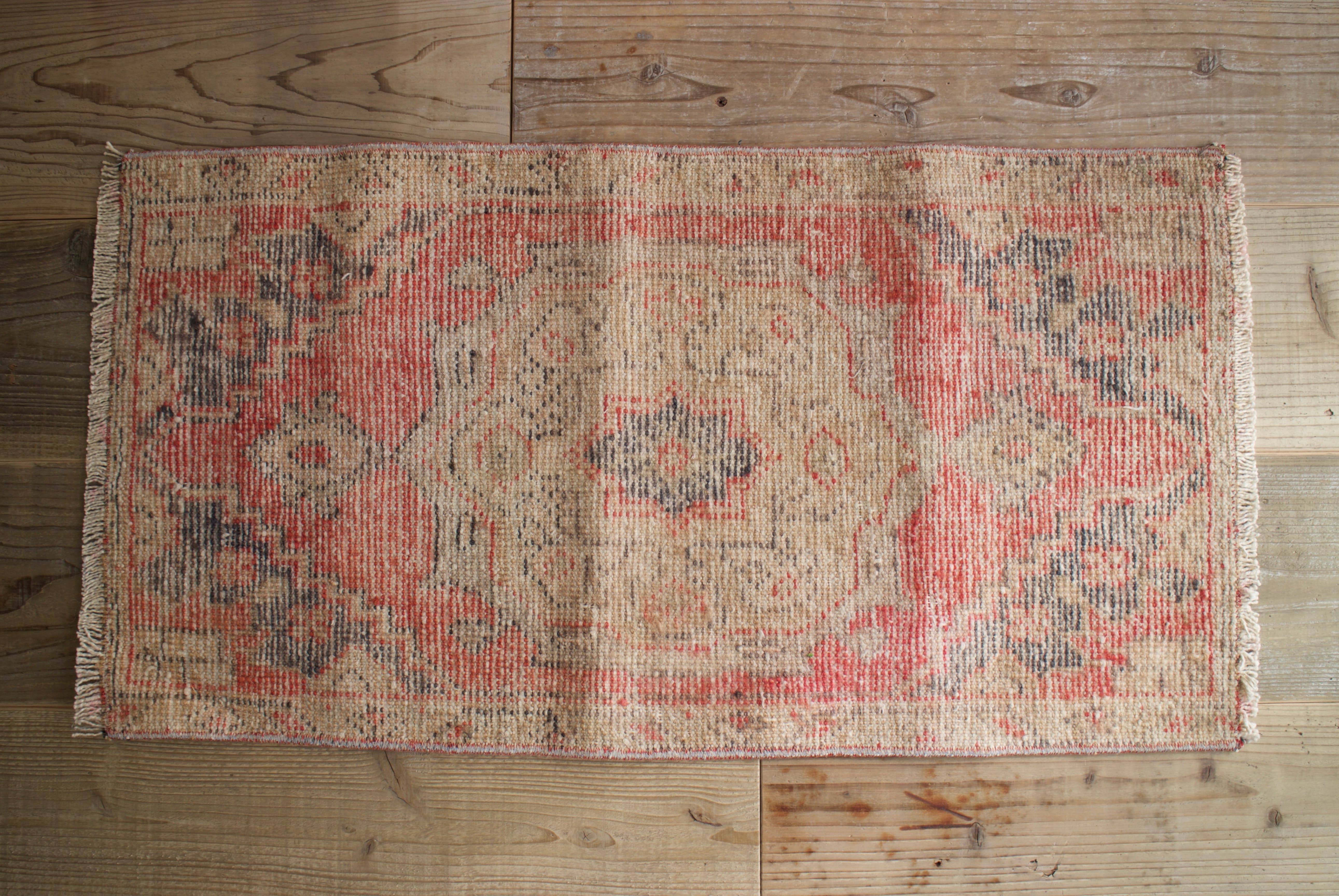 ベージュのオールドキリム