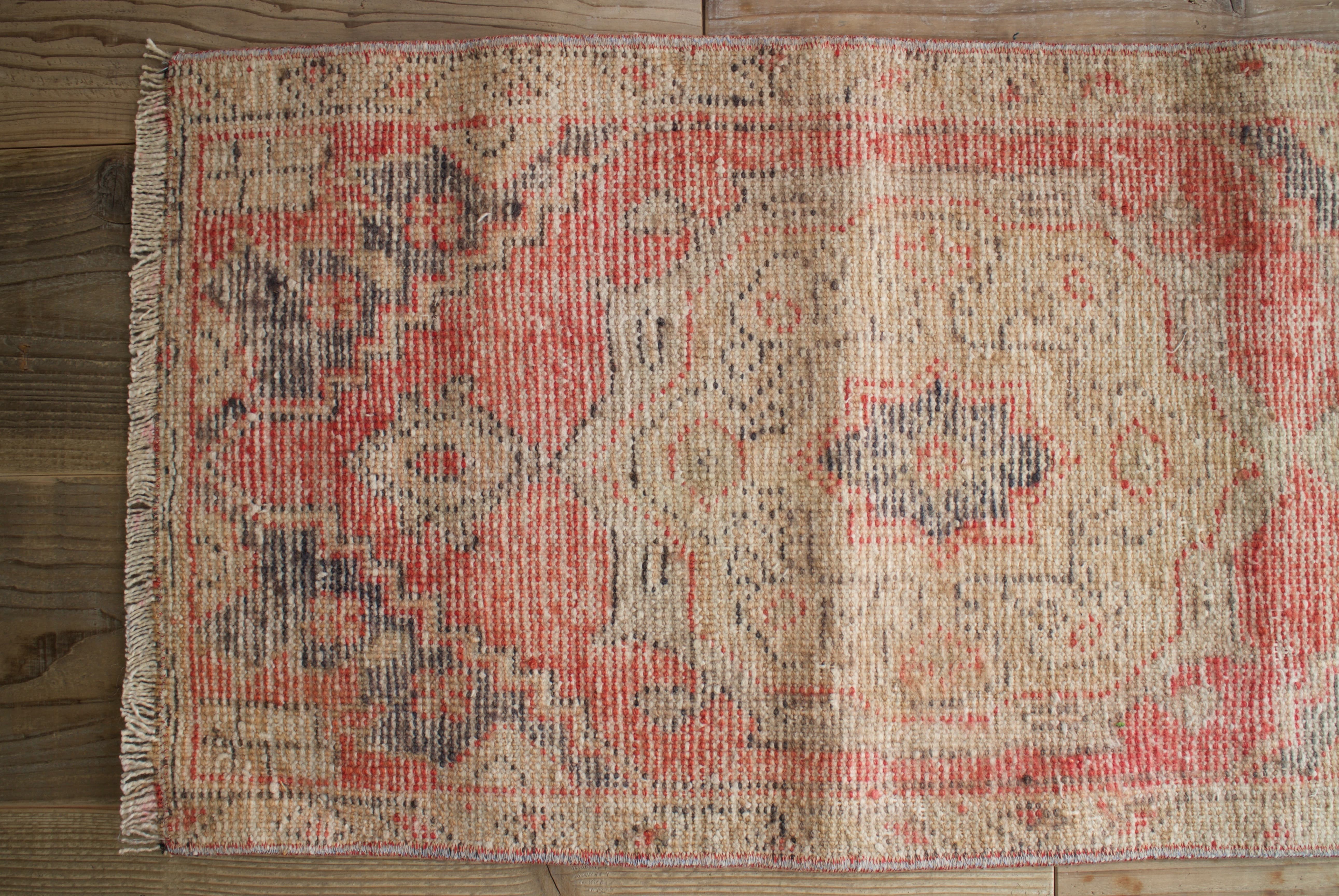 ベージュのオールドキリム