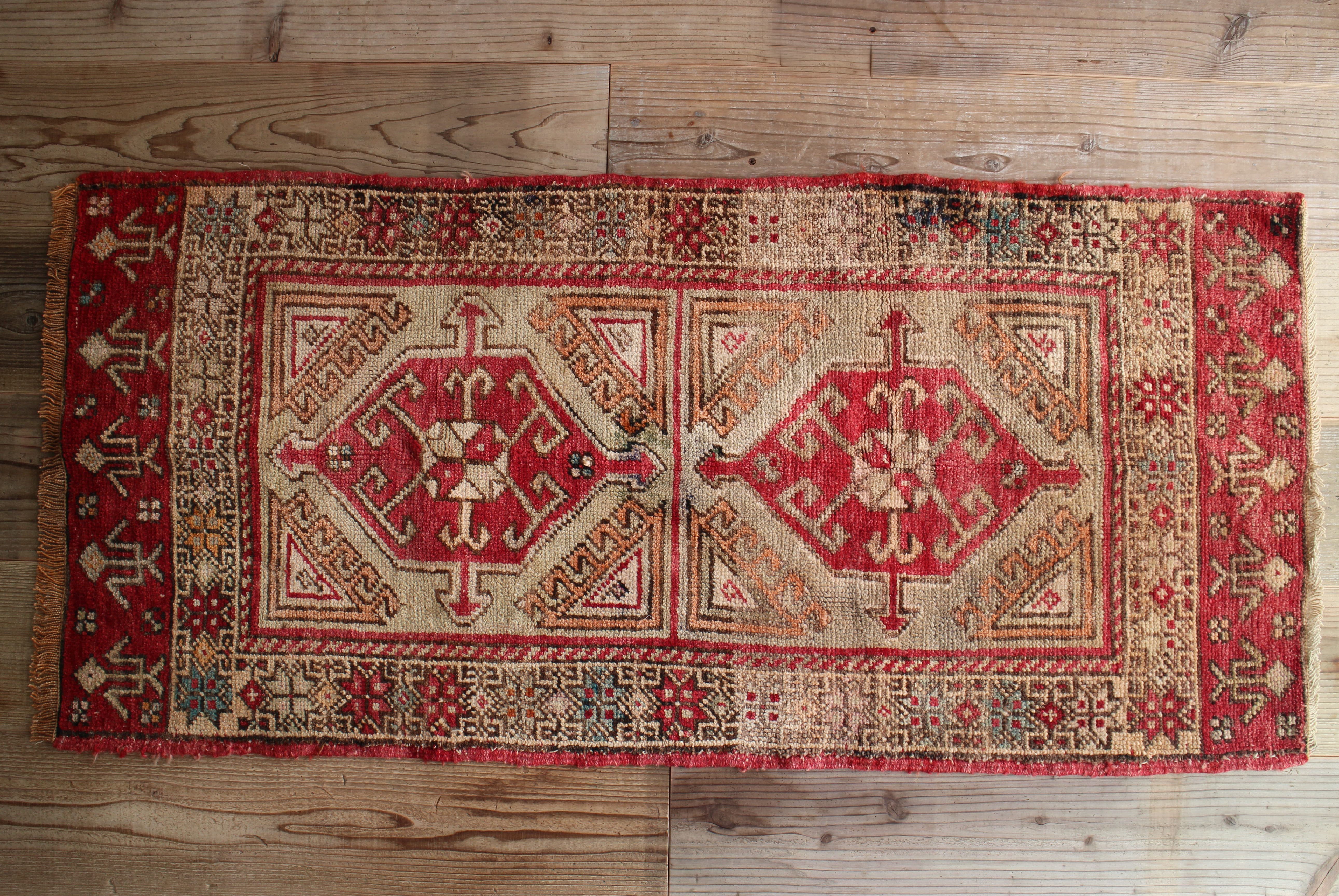 ベージュのオールドキリム