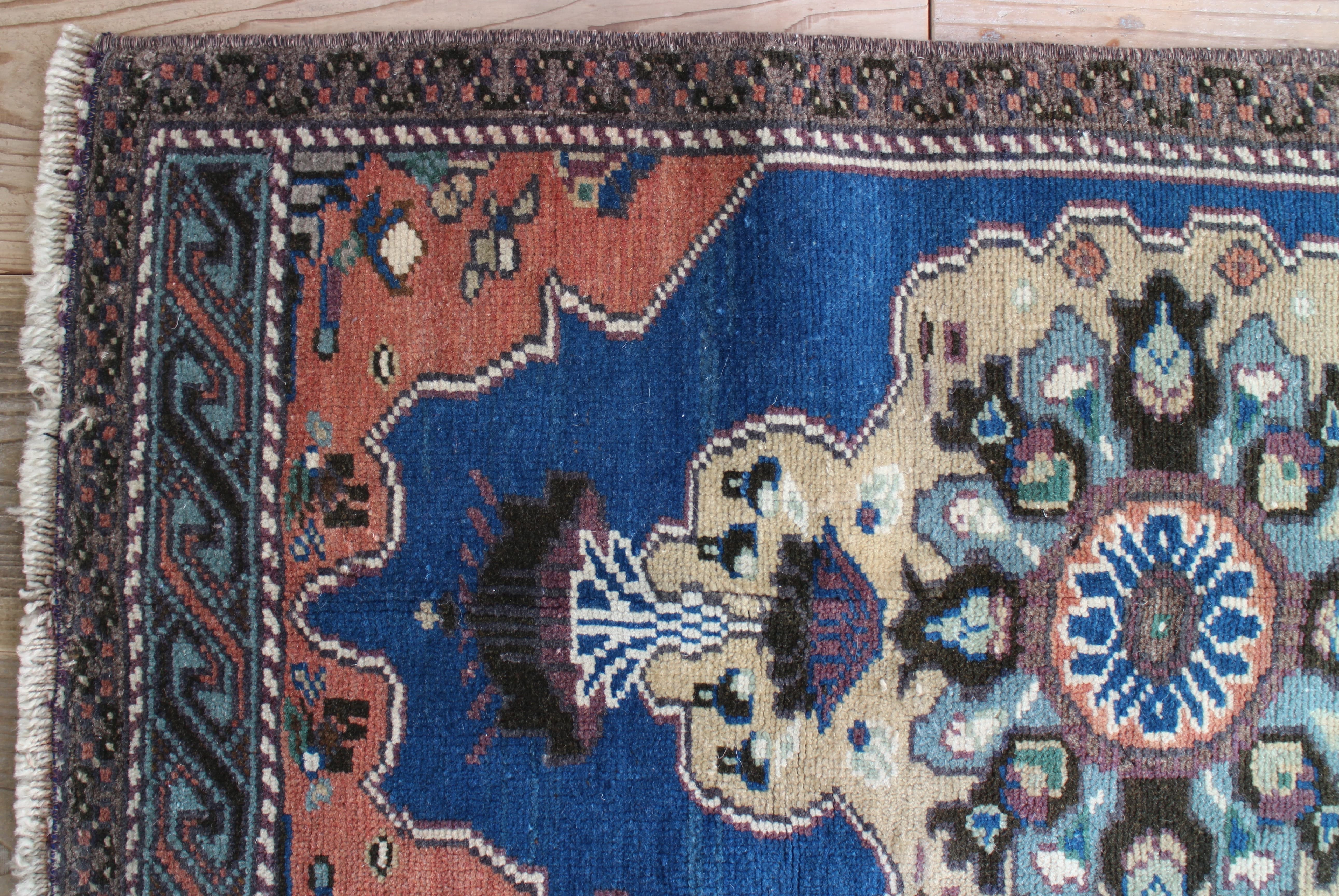 青いオールドキリム