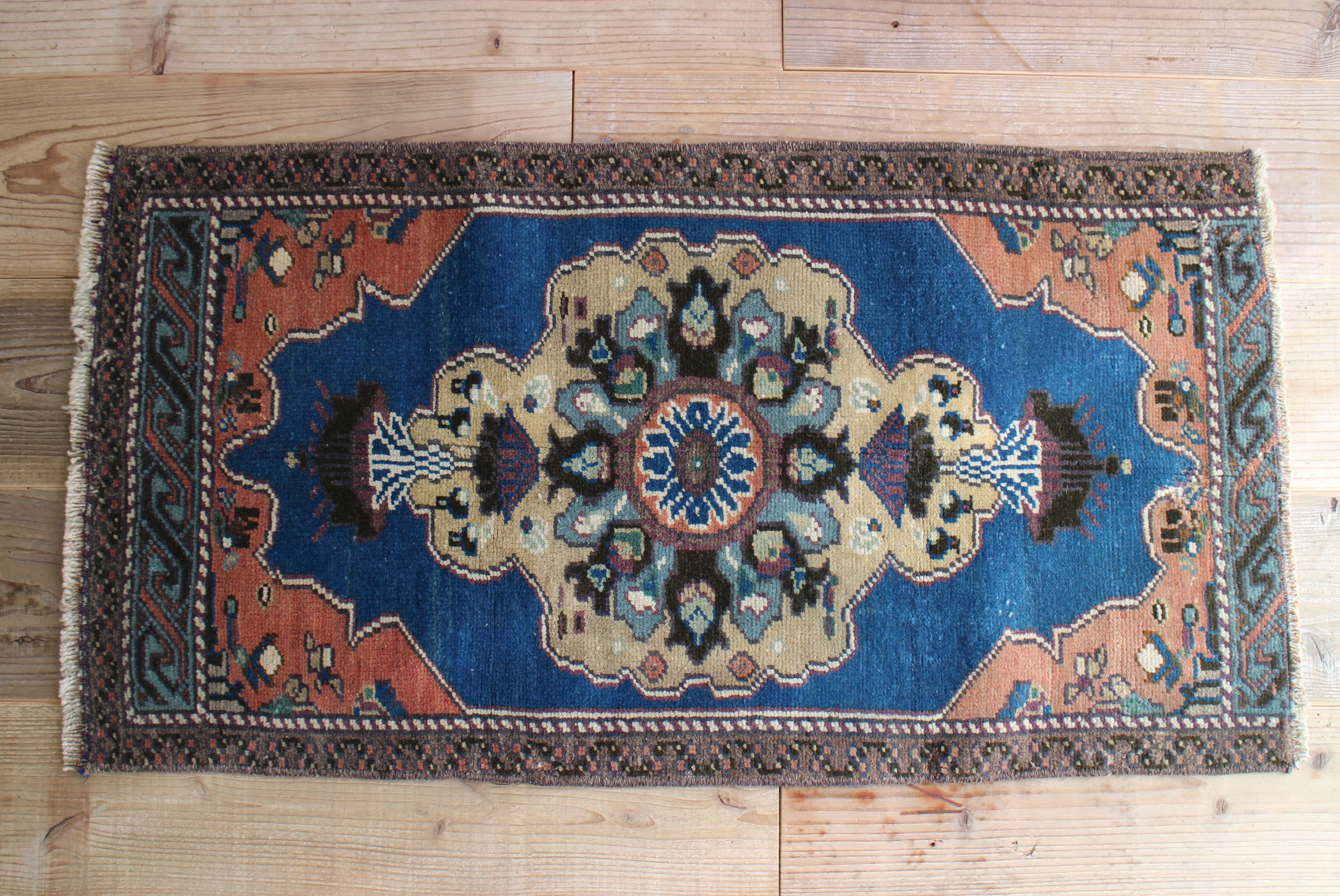 青いオールドキリム