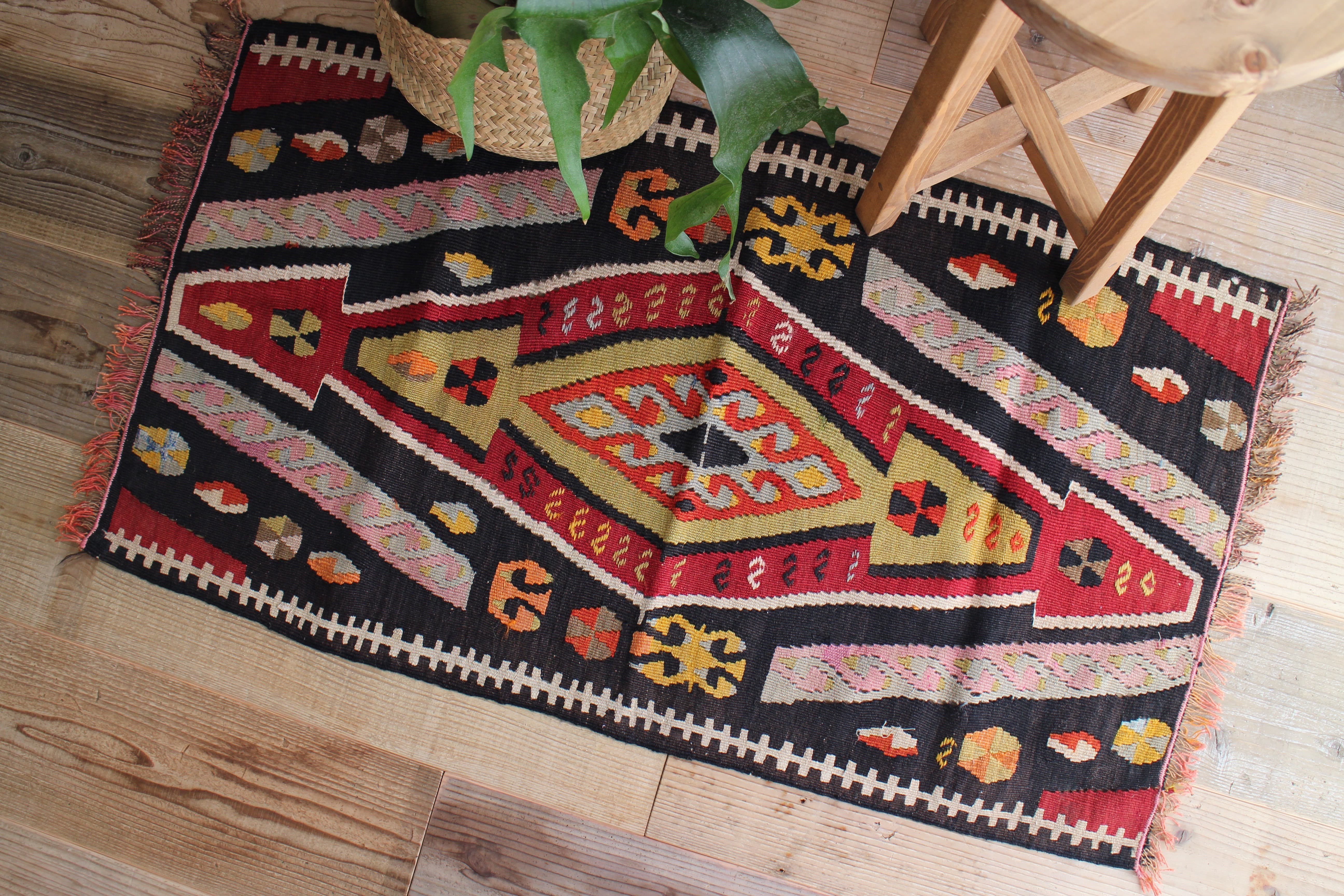 黒いオールドキリム