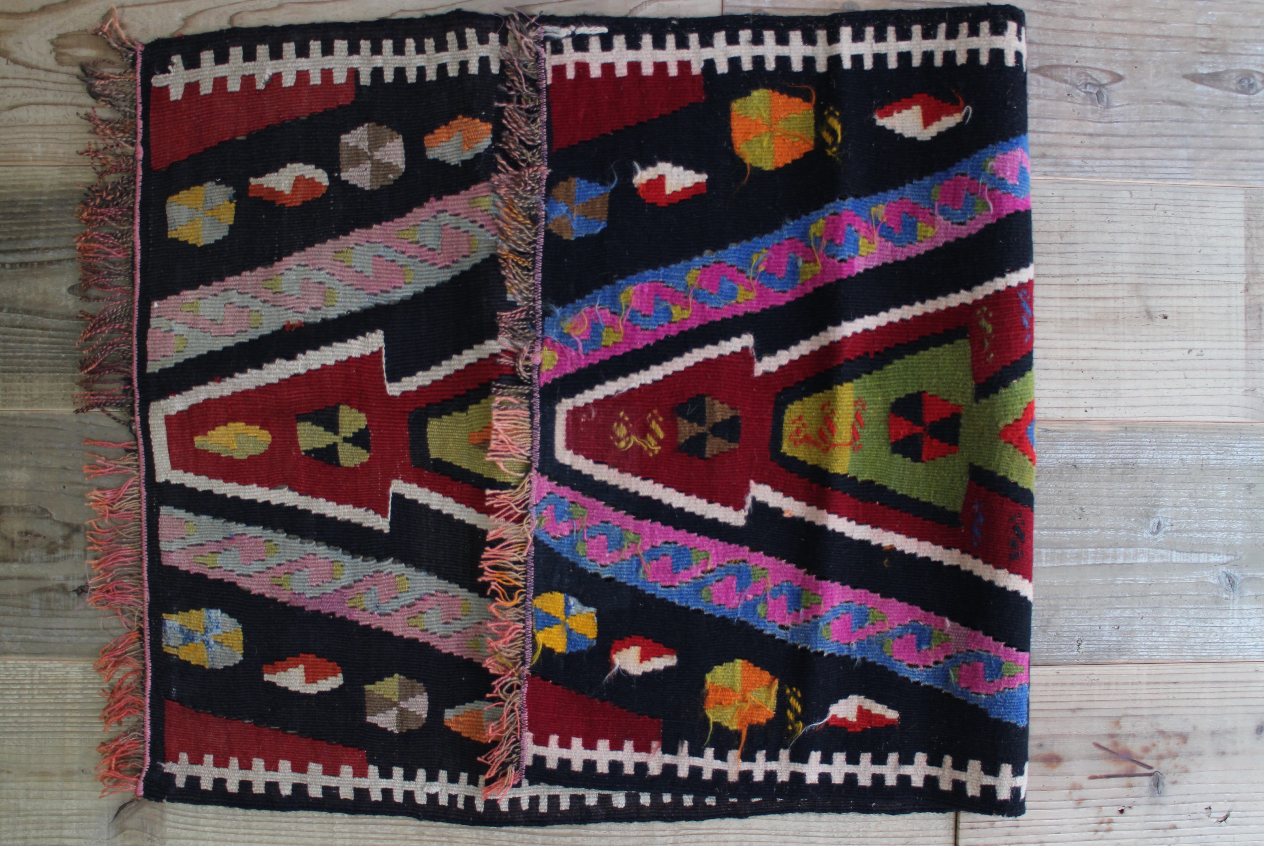 黒いオールドキリム