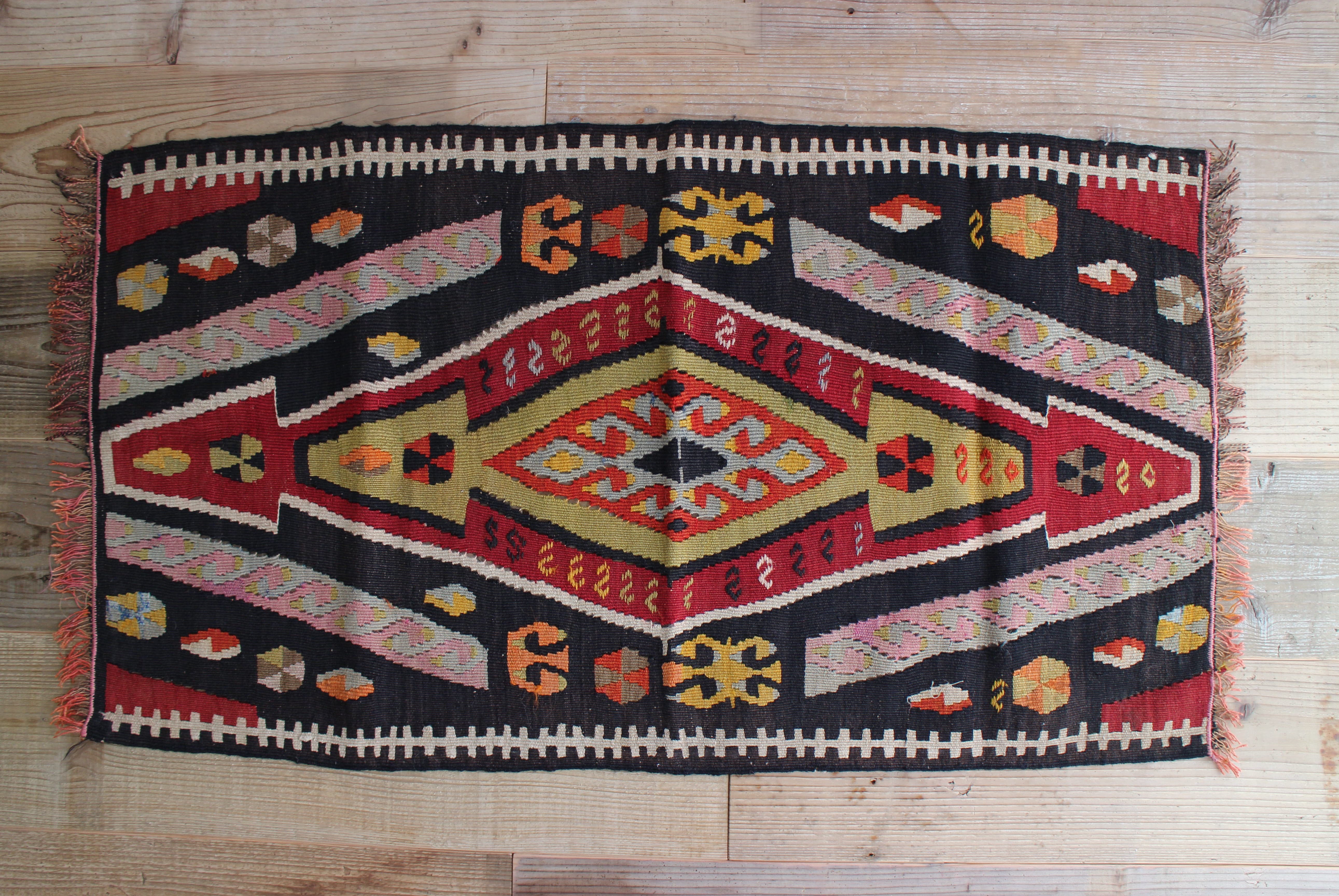 黒いオールドキリム