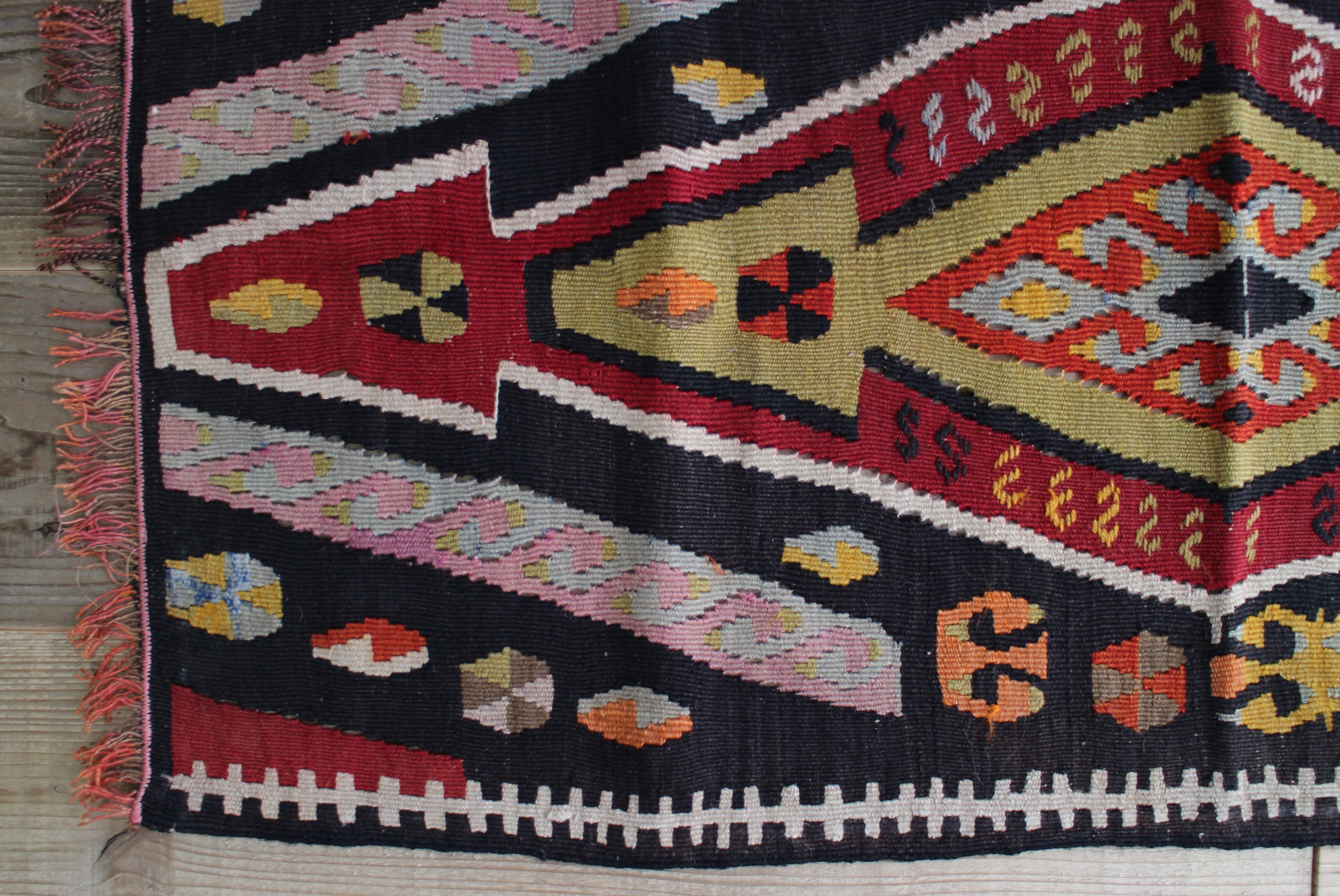 黒いオールドキリム