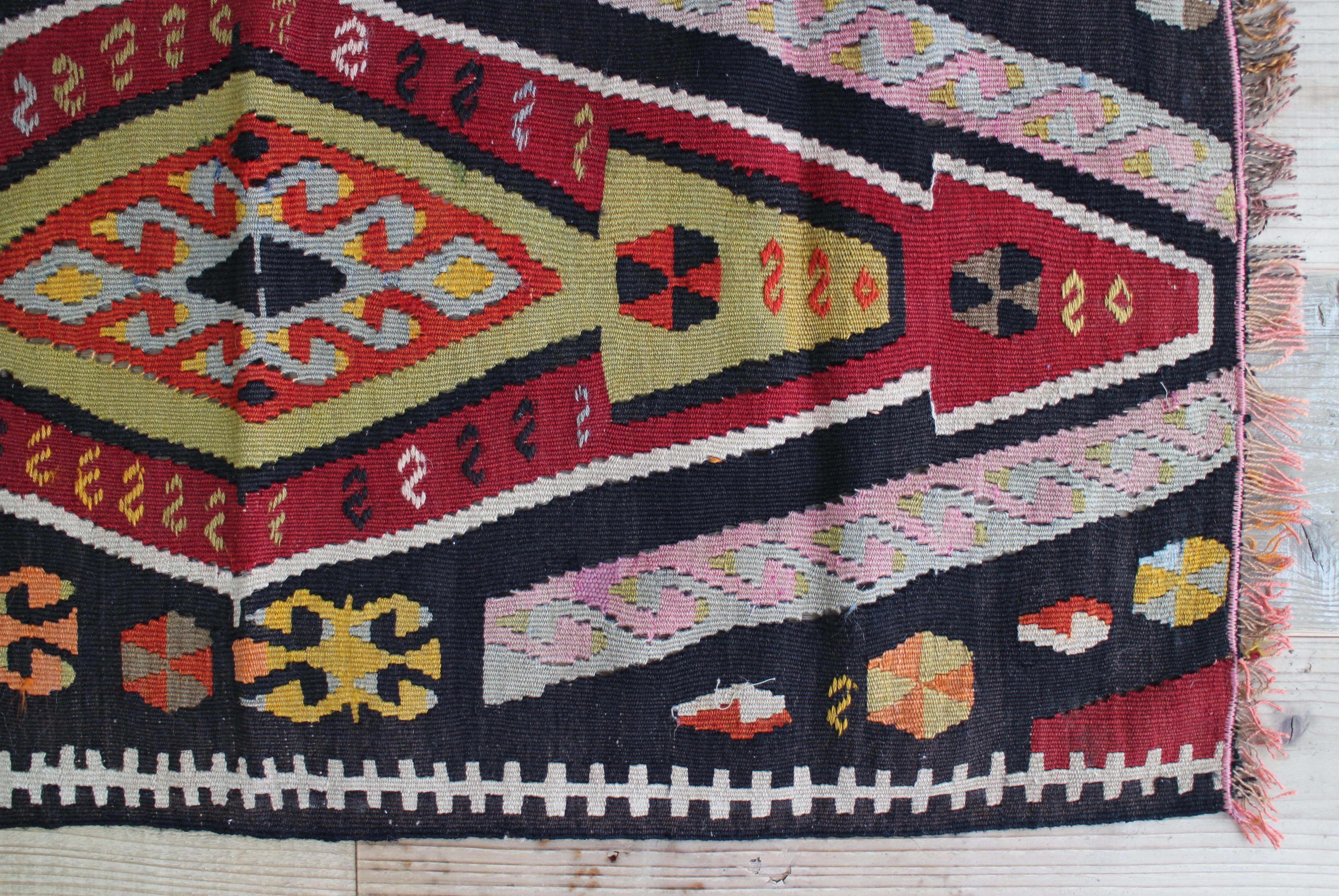 黒いオールドキリム