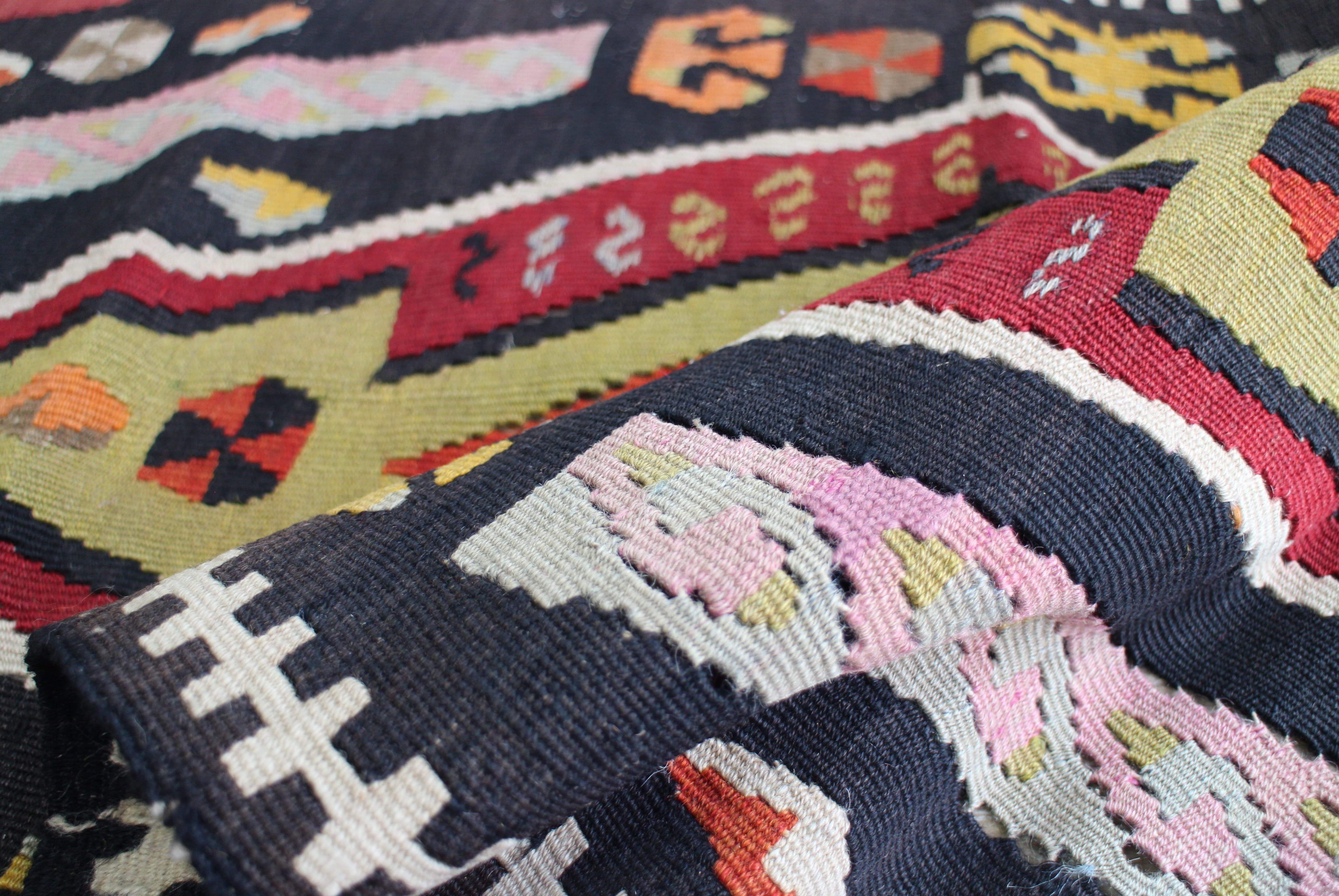 黒いオールドキリム