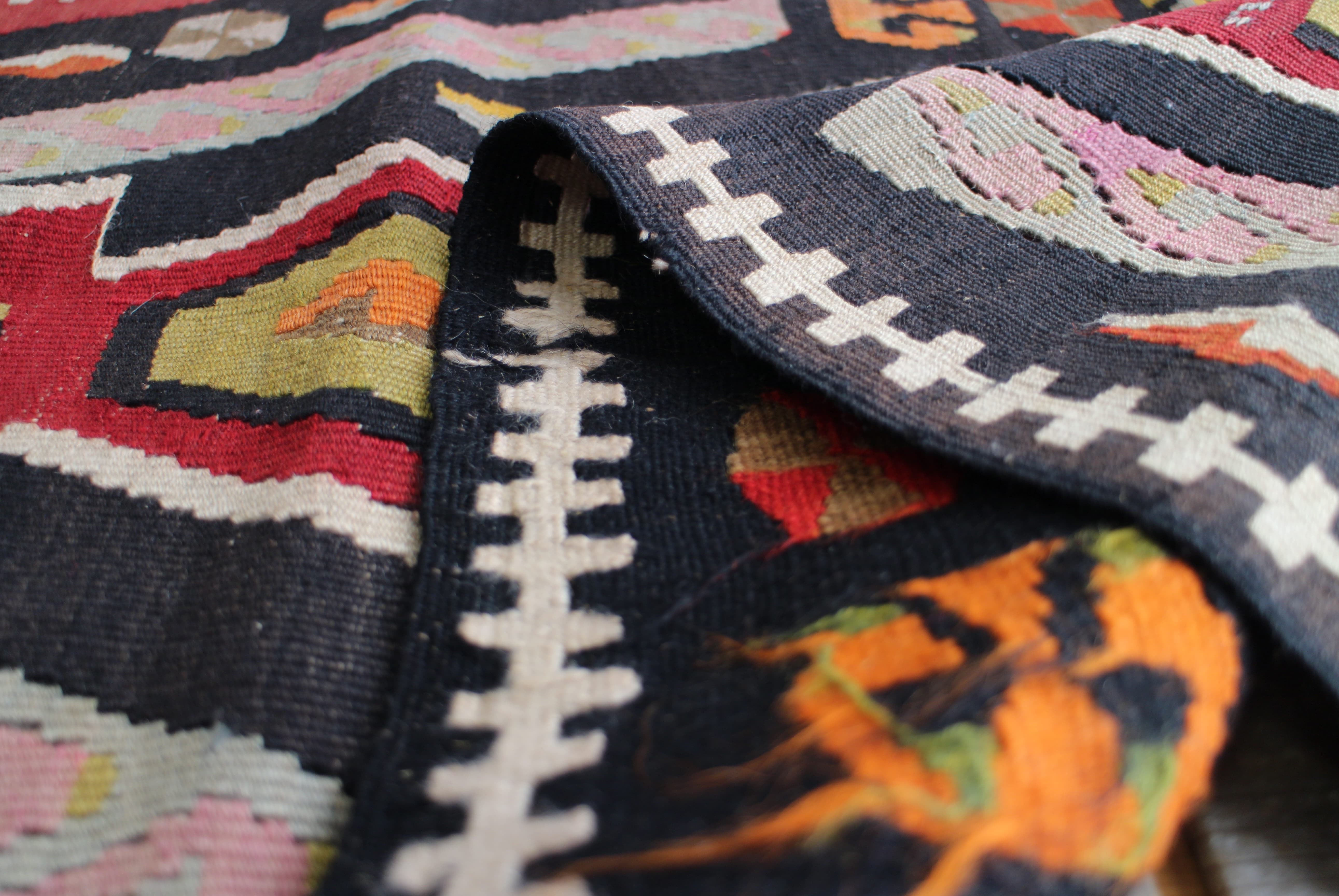 黒いオールドキリム